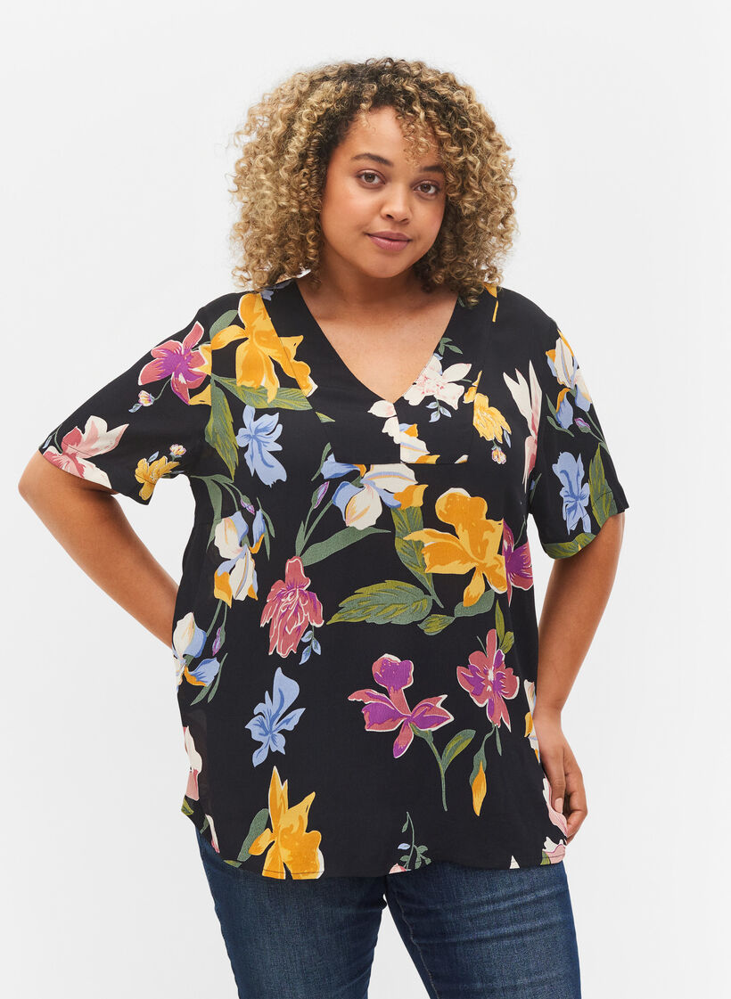 Kurz&auml;rmelige Bluse aus gebl&uuml;mter Viskose, Big Flower AOP, Model image number 0