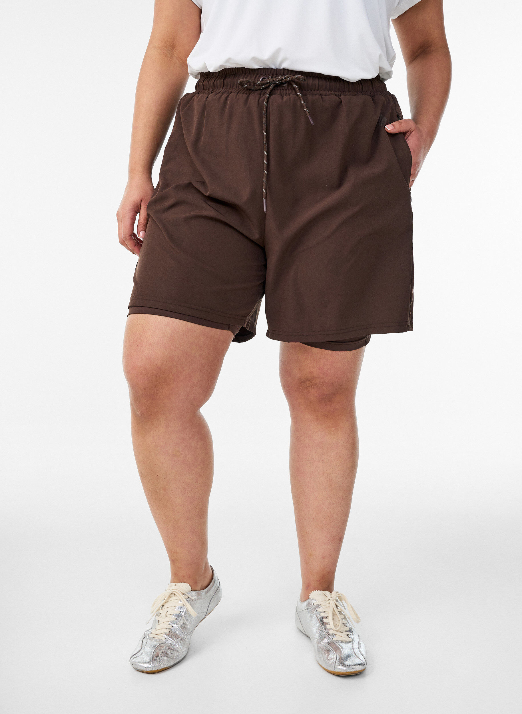 ZizziTrainingsshorts mit Innenhose und Handytasche, Braun, Model image number 3