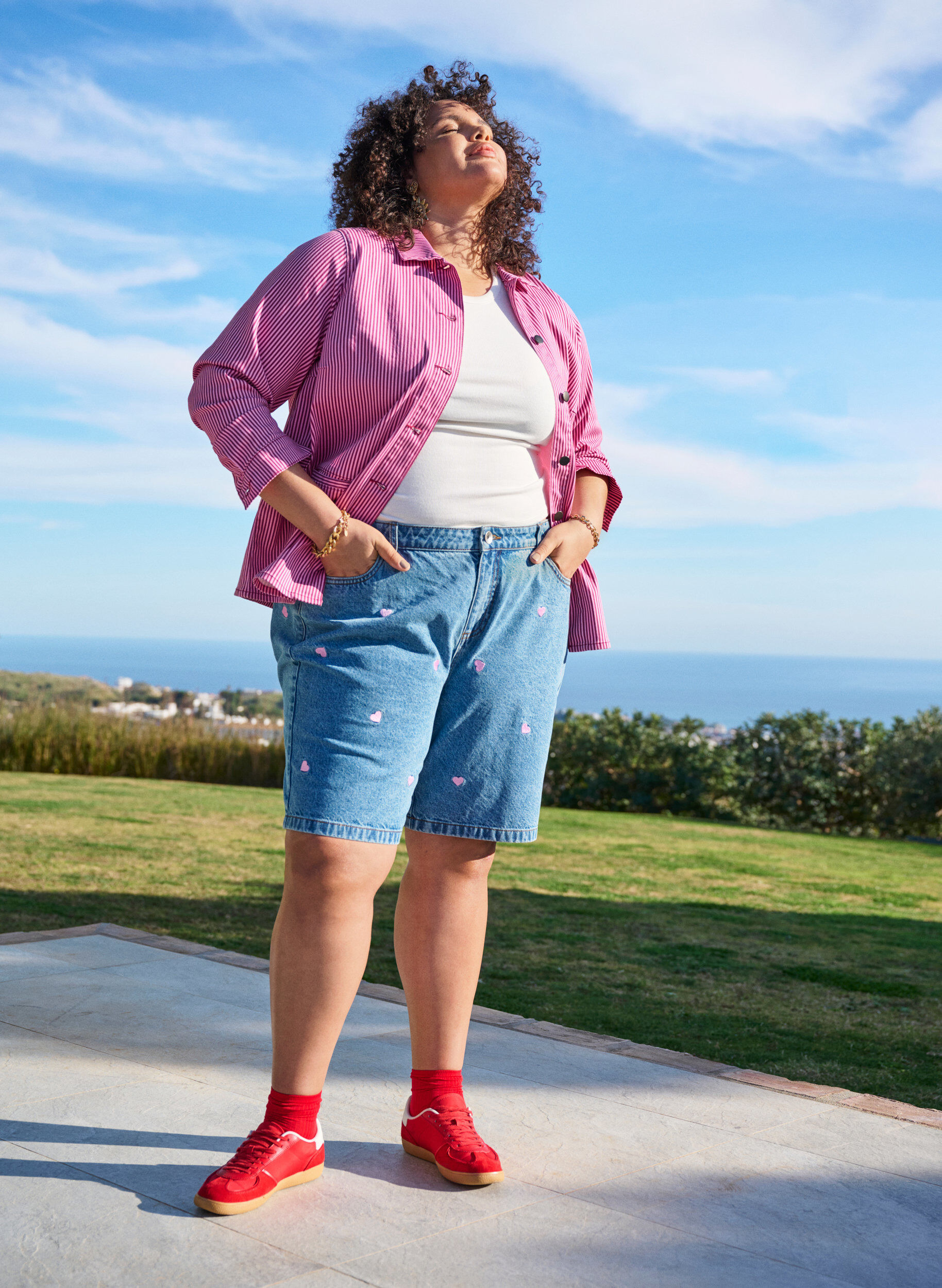 ZizziDenim-Shorts mit hoher Taille und mit Herzen bestickt, Blau, Image image number 0