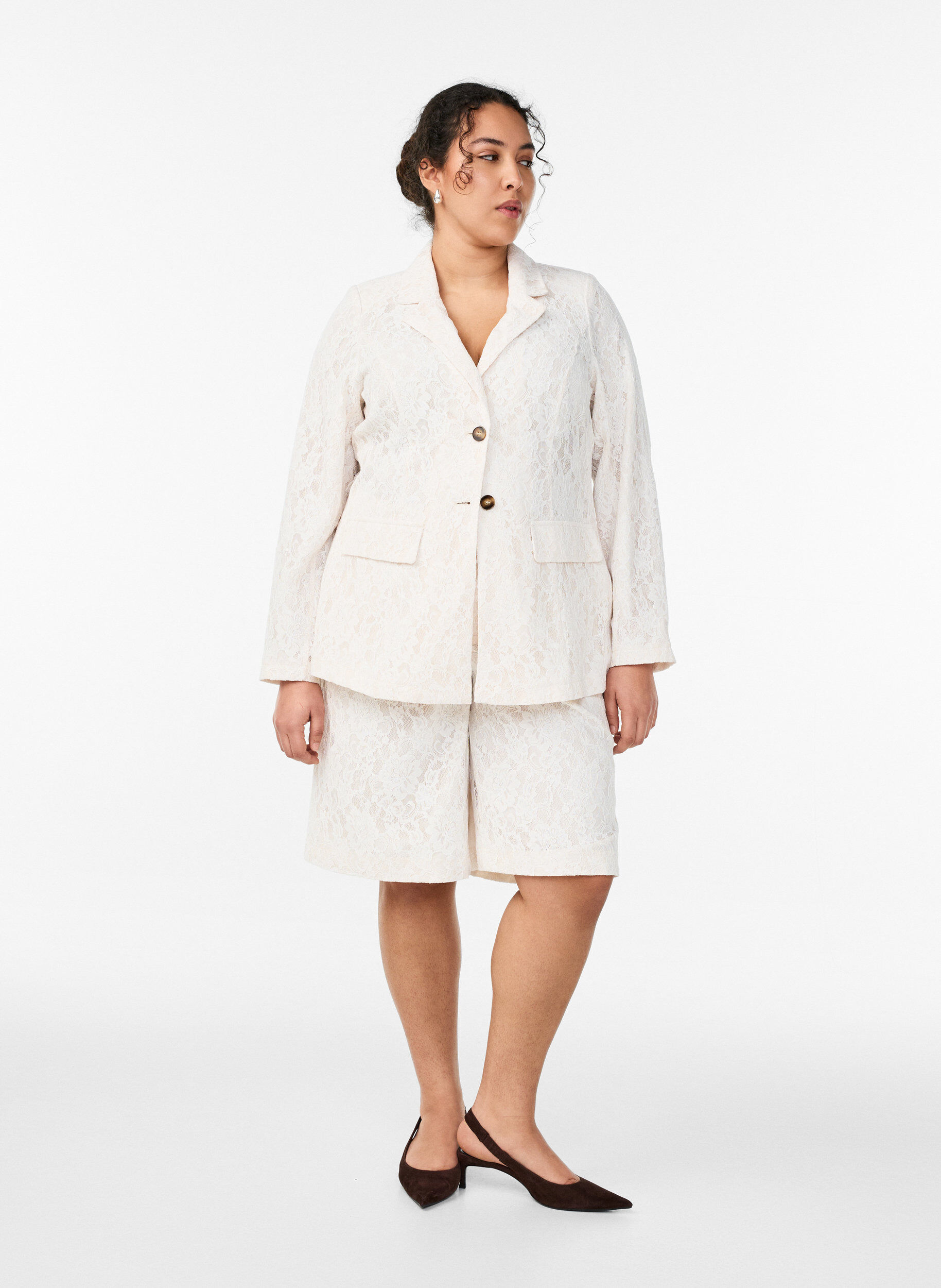 Hoch taillierte Bermudashorts aus Spitze, Vanille, Model