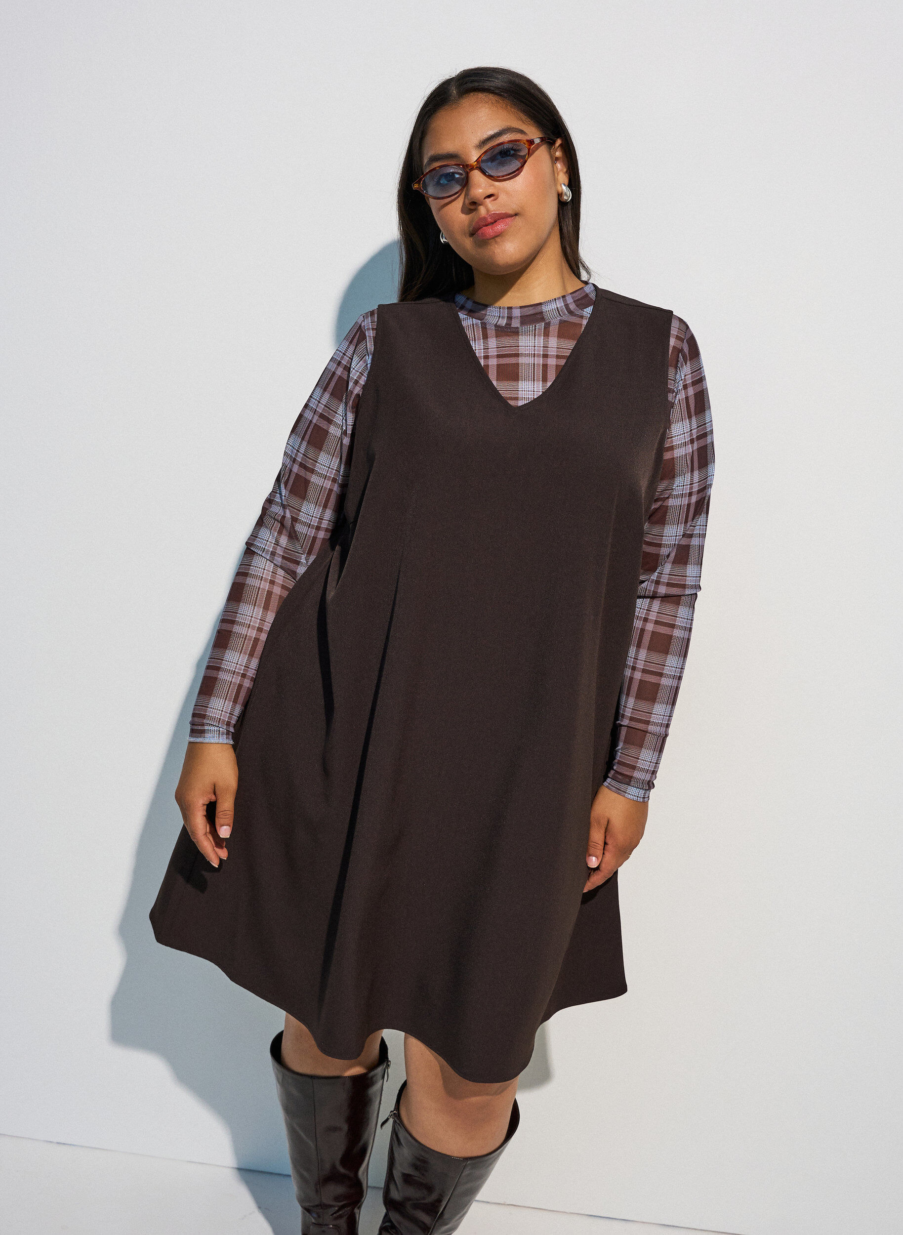 Zizzi&Auml;rmelloses A-Linien-Kleid mit Nadelstreifen, Braun, Model image number 0