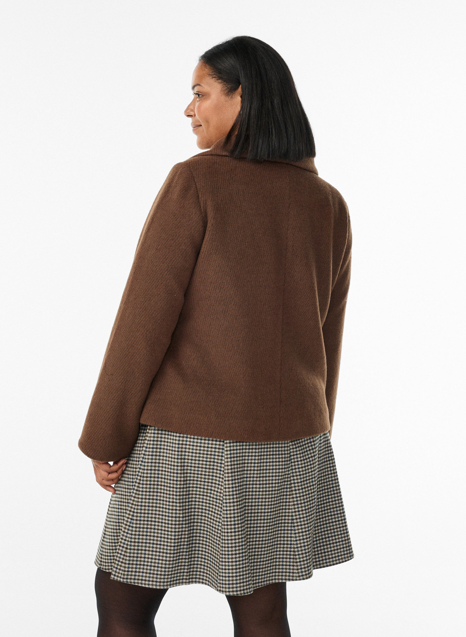 ZizziKurze Jacke aus Wolle mit Kragen und stoffbezogenen Kn&ouml;pfen, Braun, Model image number 2