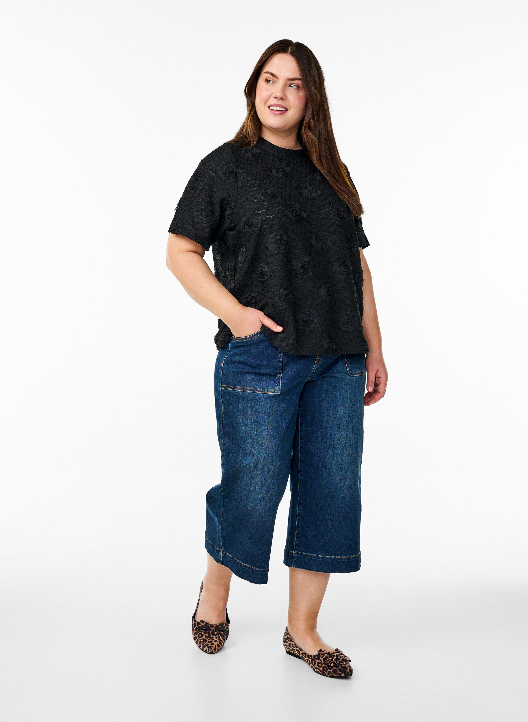 ZizziBluse mit 3D-Blumen und kurzen &Auml;rmeln, Schwarz, Model image number 1