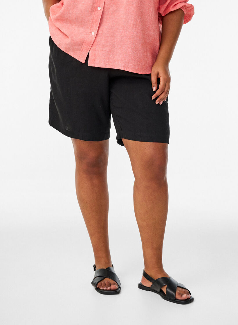 Hoch taillierte Shorts aus Leinen und Viskose, Schwarz, Model image number 3