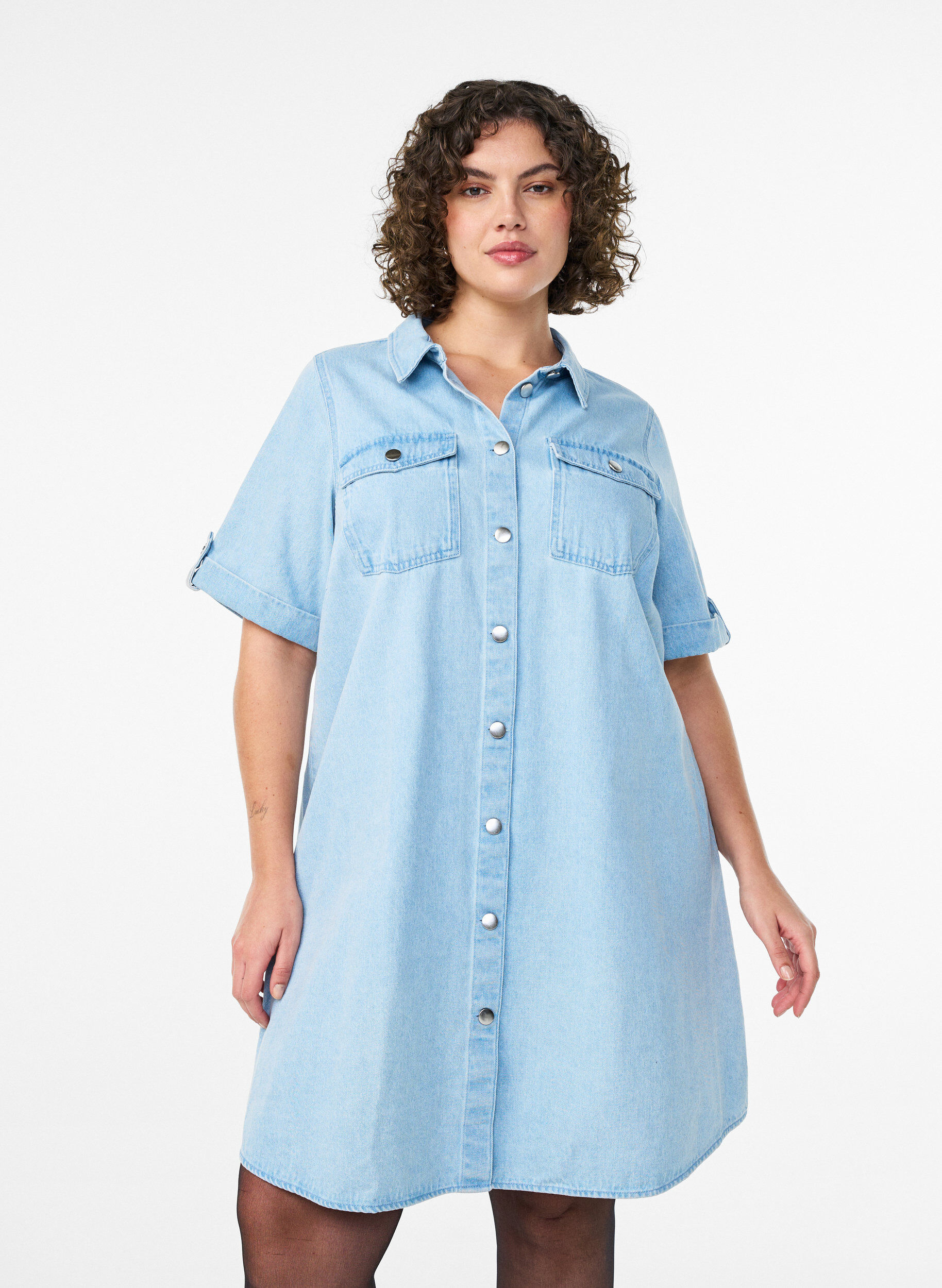 ZizziDenimkleid mit kurzen &Auml;rmeln und Kn&ouml;pfen, Blau, Model image number 0