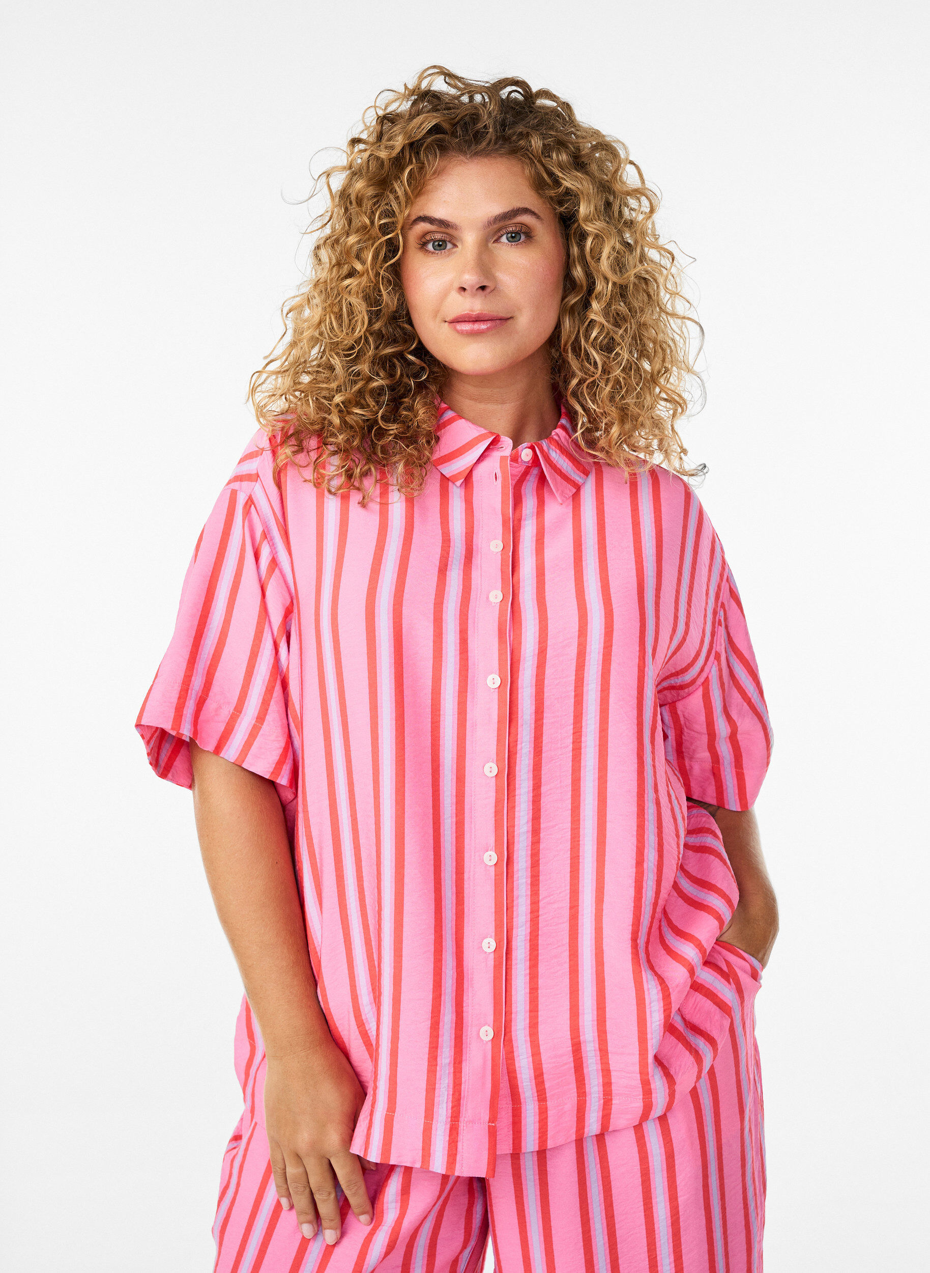 Gestreifte Bluse aus Viskose mit kurzen &Auml;rmeln, Pink, Model