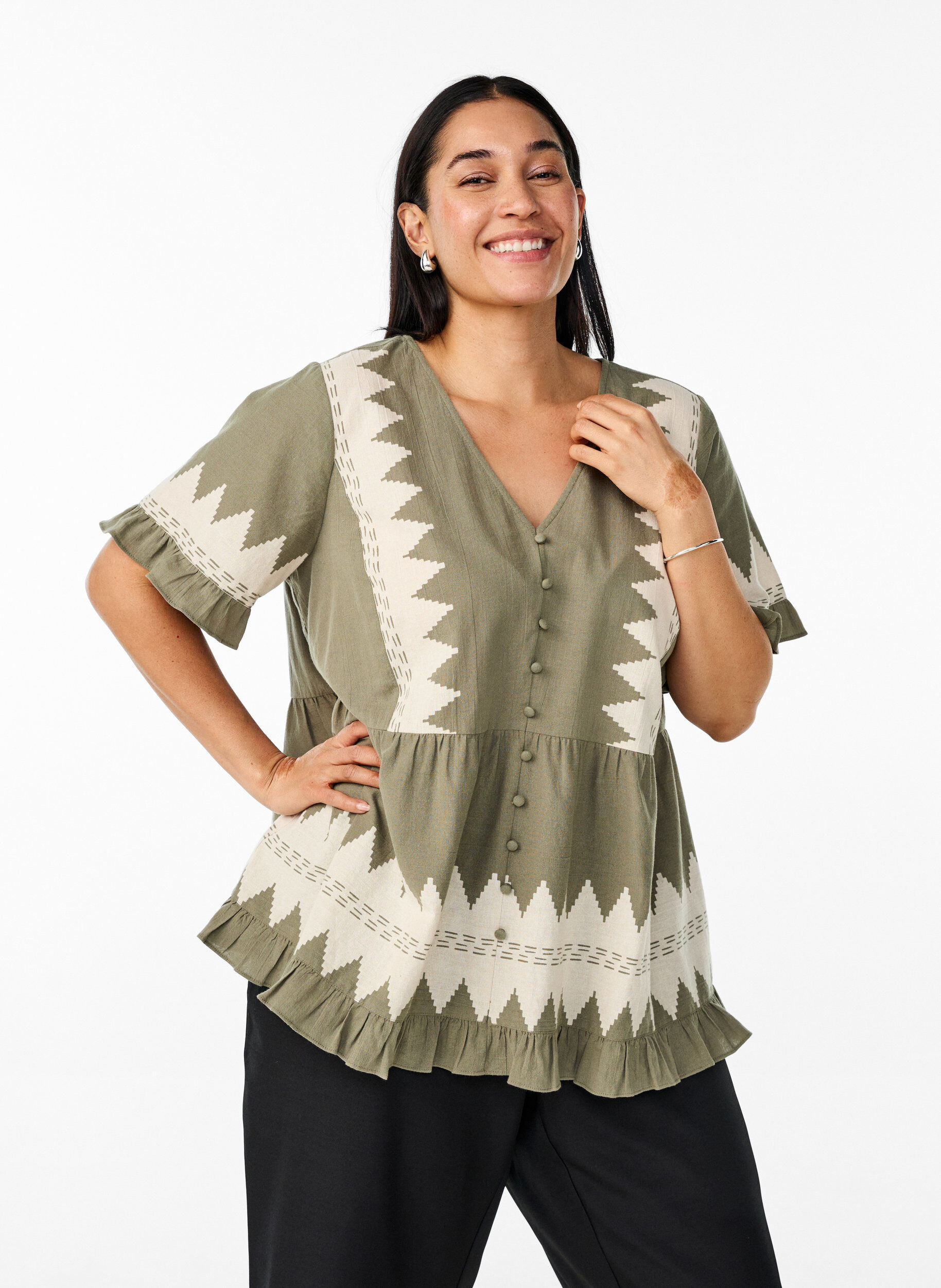 Kurze Bluse mit R&uuml;schen und Grafikmuster, Gr&uuml;n, Model