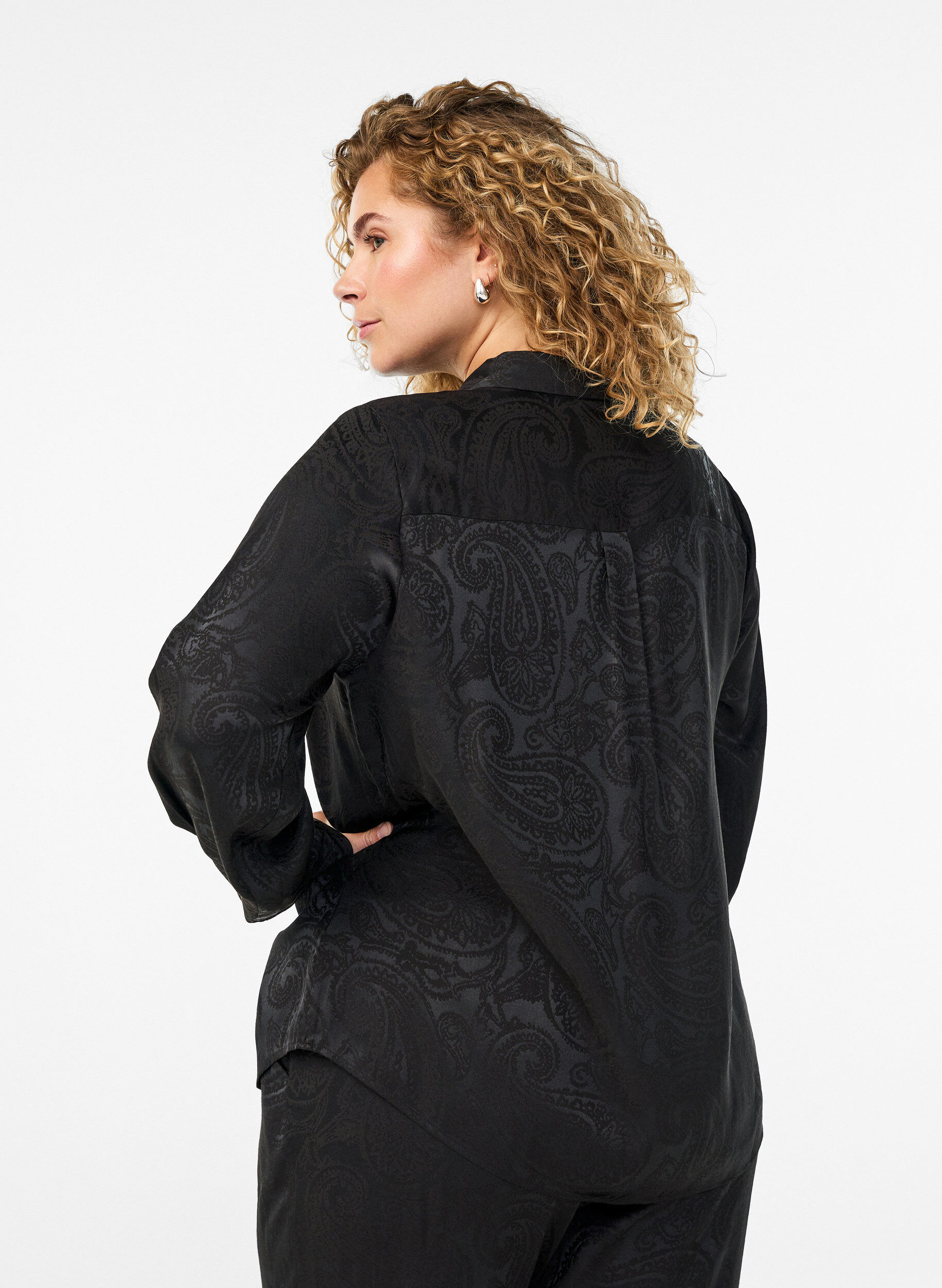 ZizziBluse mit Ton-in-Ton Paisleymuster, Schwarz, Model image number 2