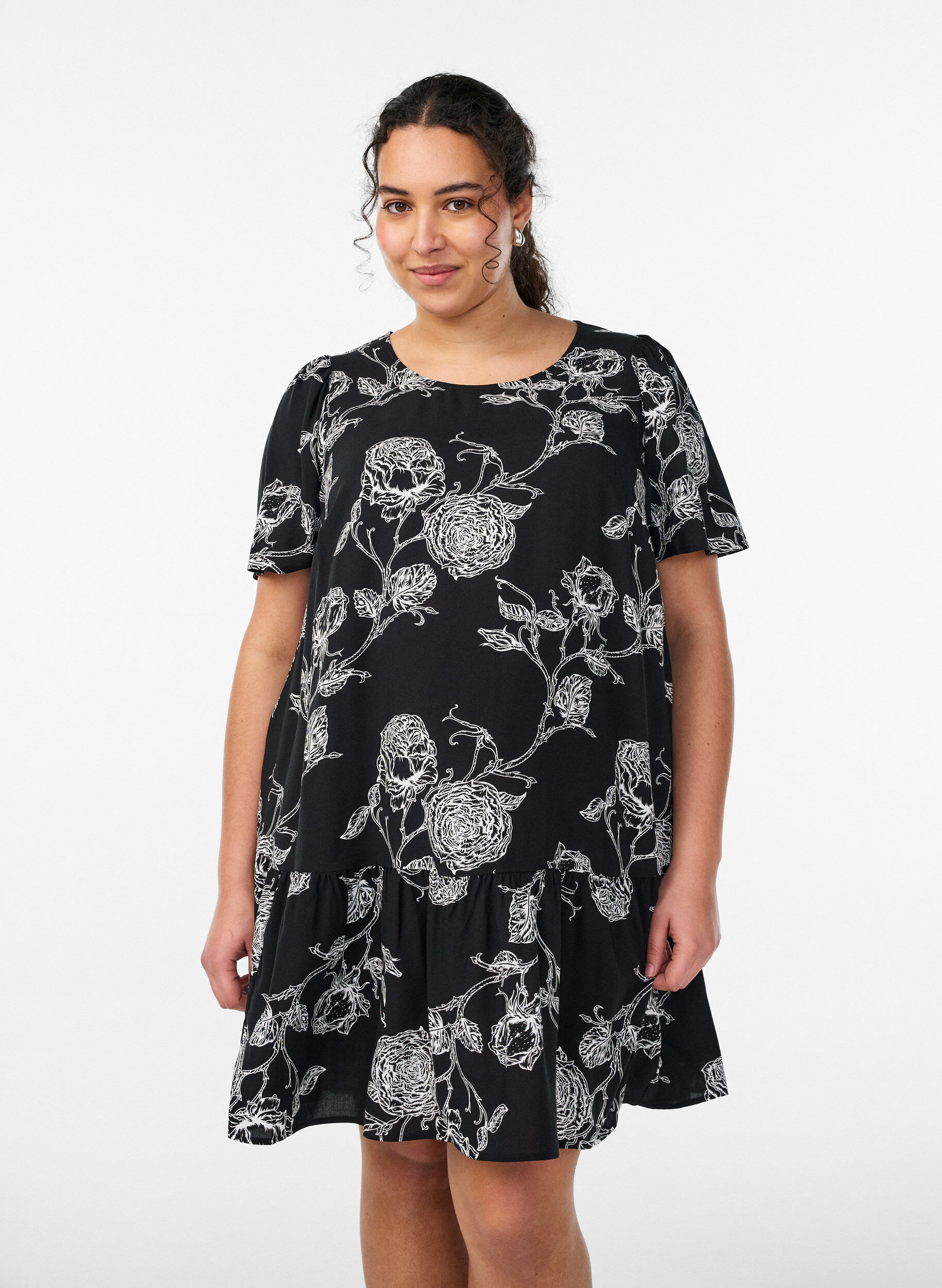 Kleid aus Viskose mit Schnittlinie, Schwarz, Model