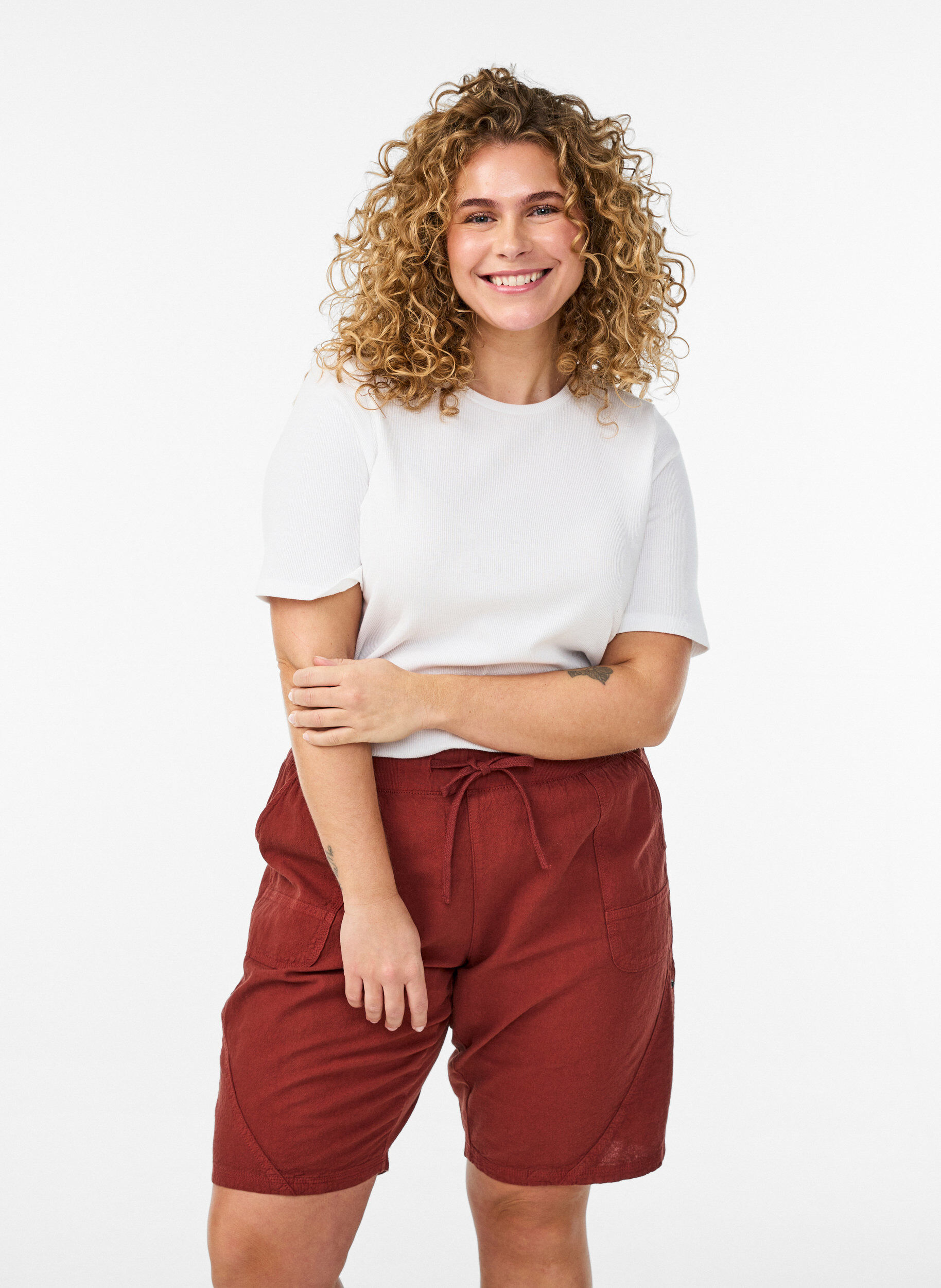 Lockere Shorts aus Baumwolle mit Taschen, Rot, Model