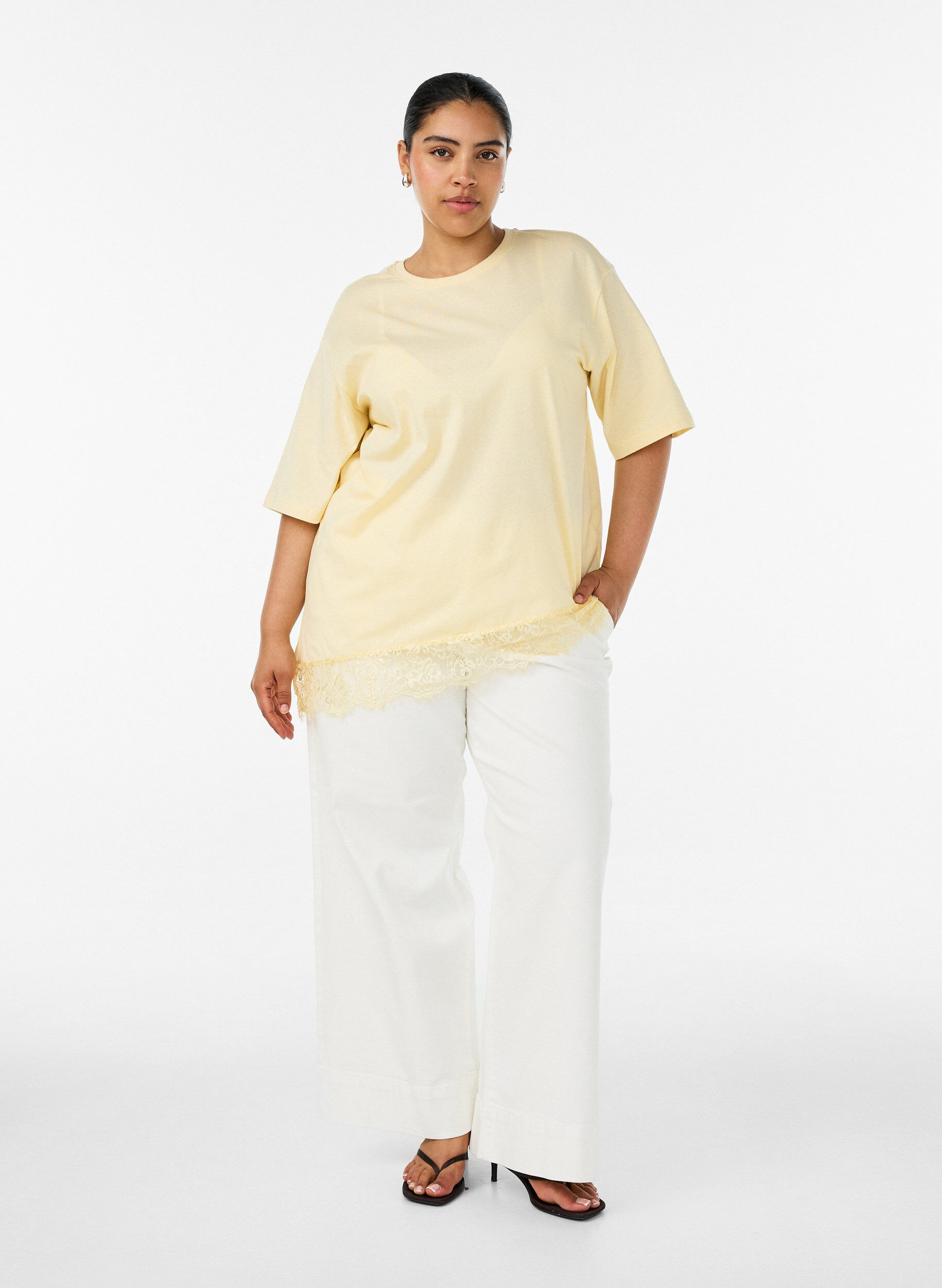 ZizziT-Shirt mit asymmetrischem Spitzensaum, Gelb, Model image number 1