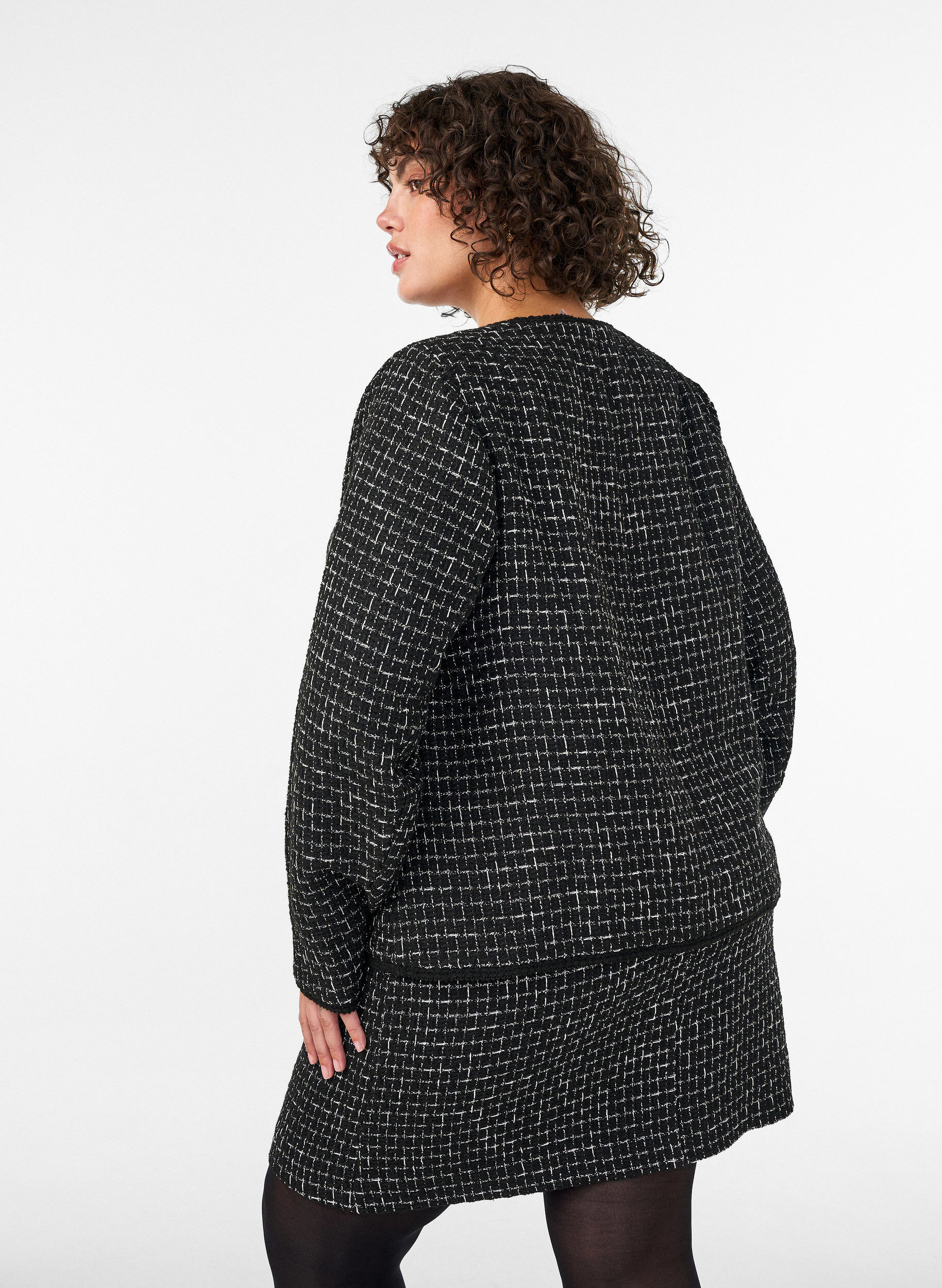 ZizziJacke aus Boucl&eacute; mit goldfarbenen Kn&ouml;pfen, Schwarz, Model image number 2
