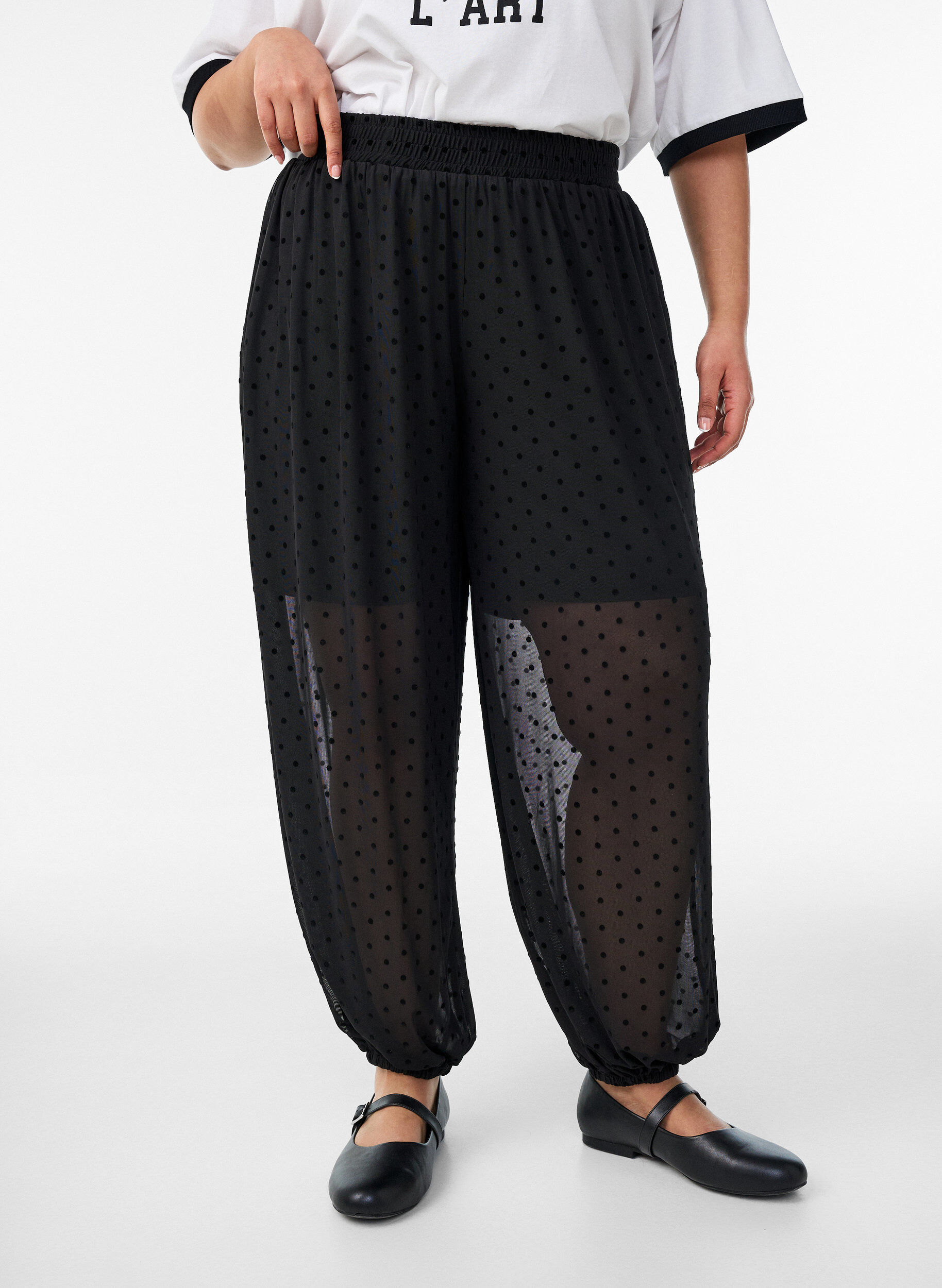 ZizziBallonhose aus Mesh mit Polka Dots, Schwarz, Model image number 2