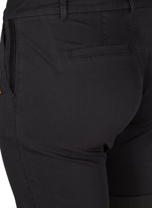 Eng anliegende Shorts mit Taschen, Black, Packshot image number 3