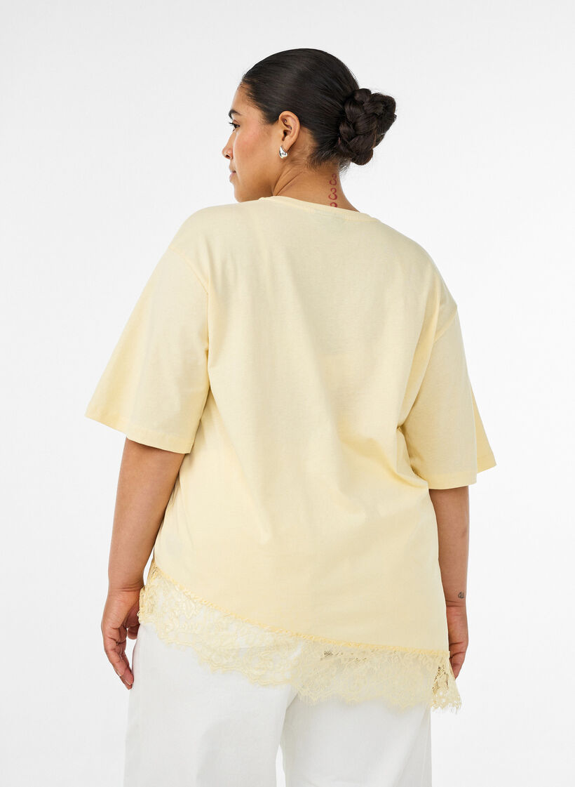 T-Shirt mit asymmetrischem Spitzensaum, Gelb, Model image number 2