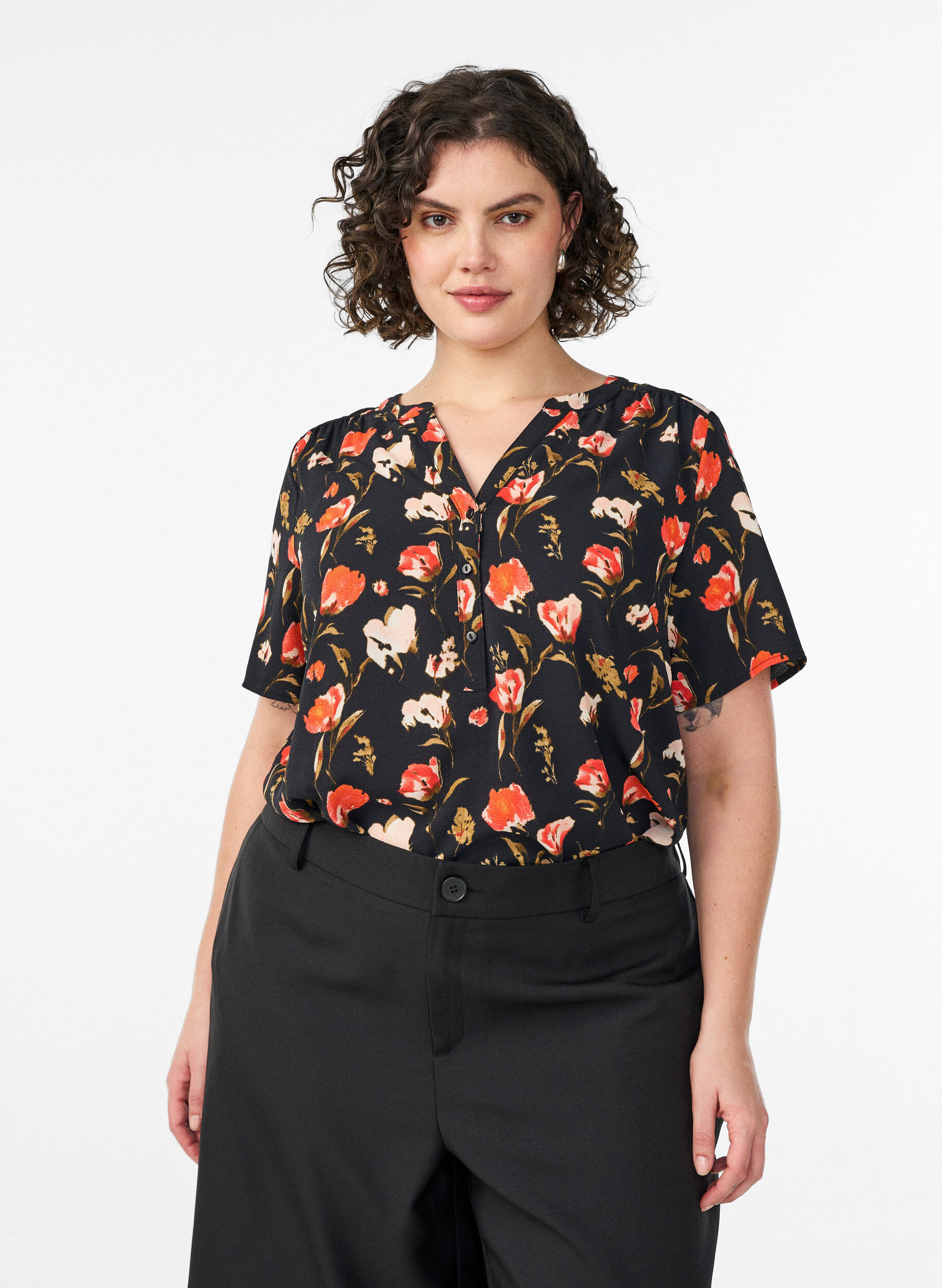 Bluse mit kurzen &Auml;rmeln und V-Ausschnitt, Schwarz, Model