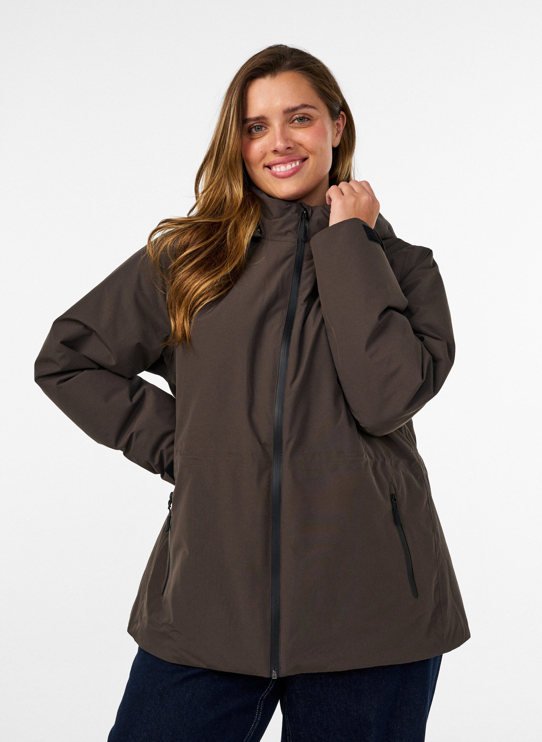 Wasserdichte Winterjacke mit abnehmbarer Kapuze, Braun, Model