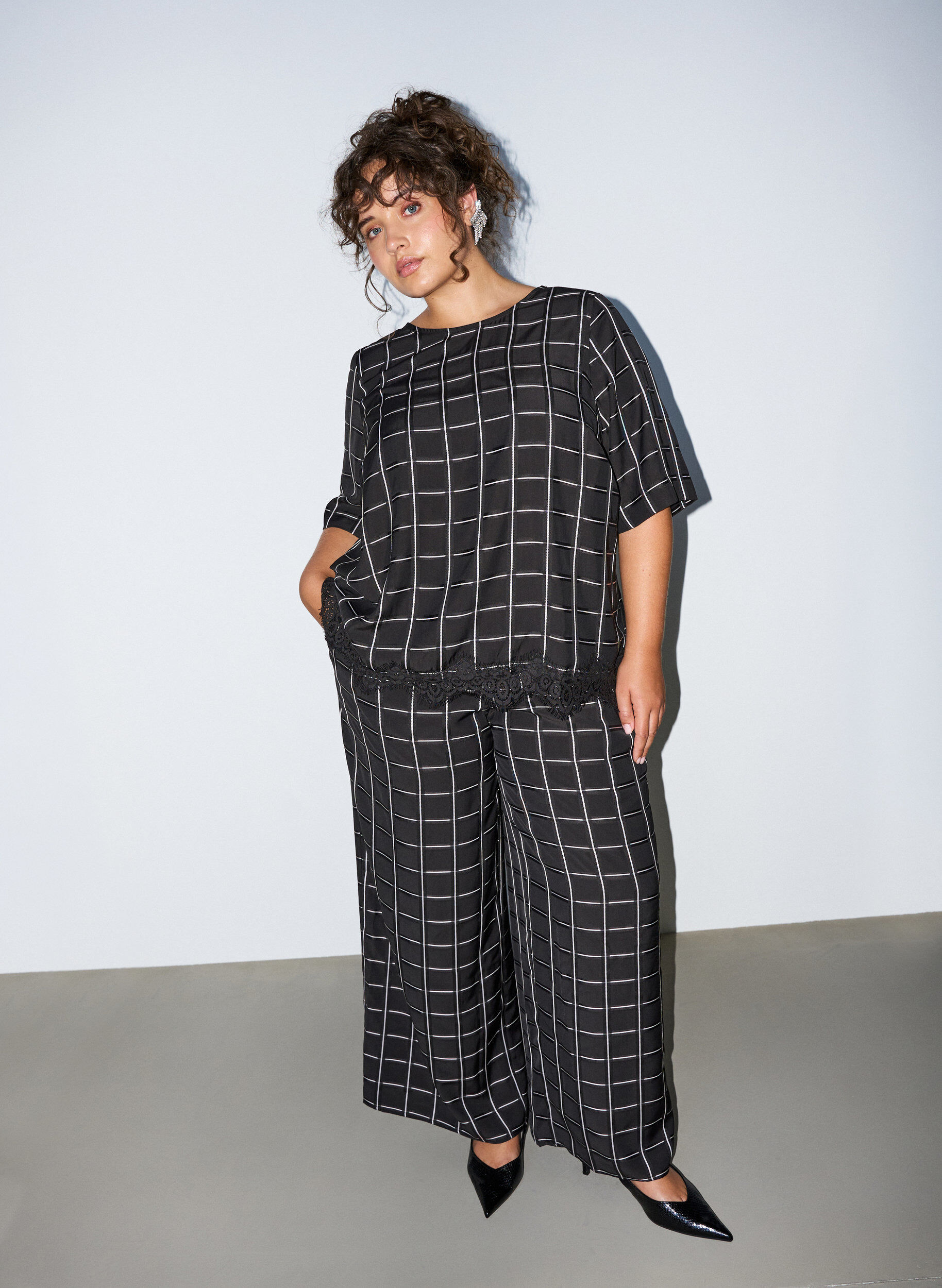Karierte Hose mit weitem Bein, Schwarz, Model