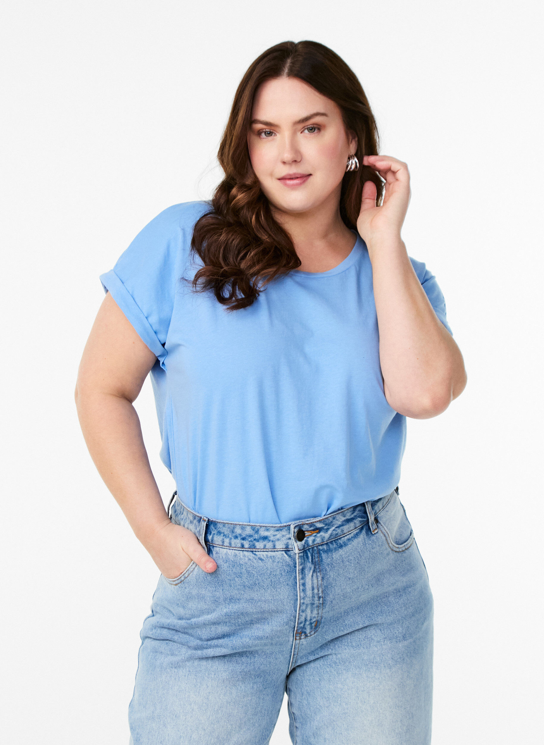 Kurz&auml;rmliges T-Shirt aus einer Baumwollmischung, Blau, Model