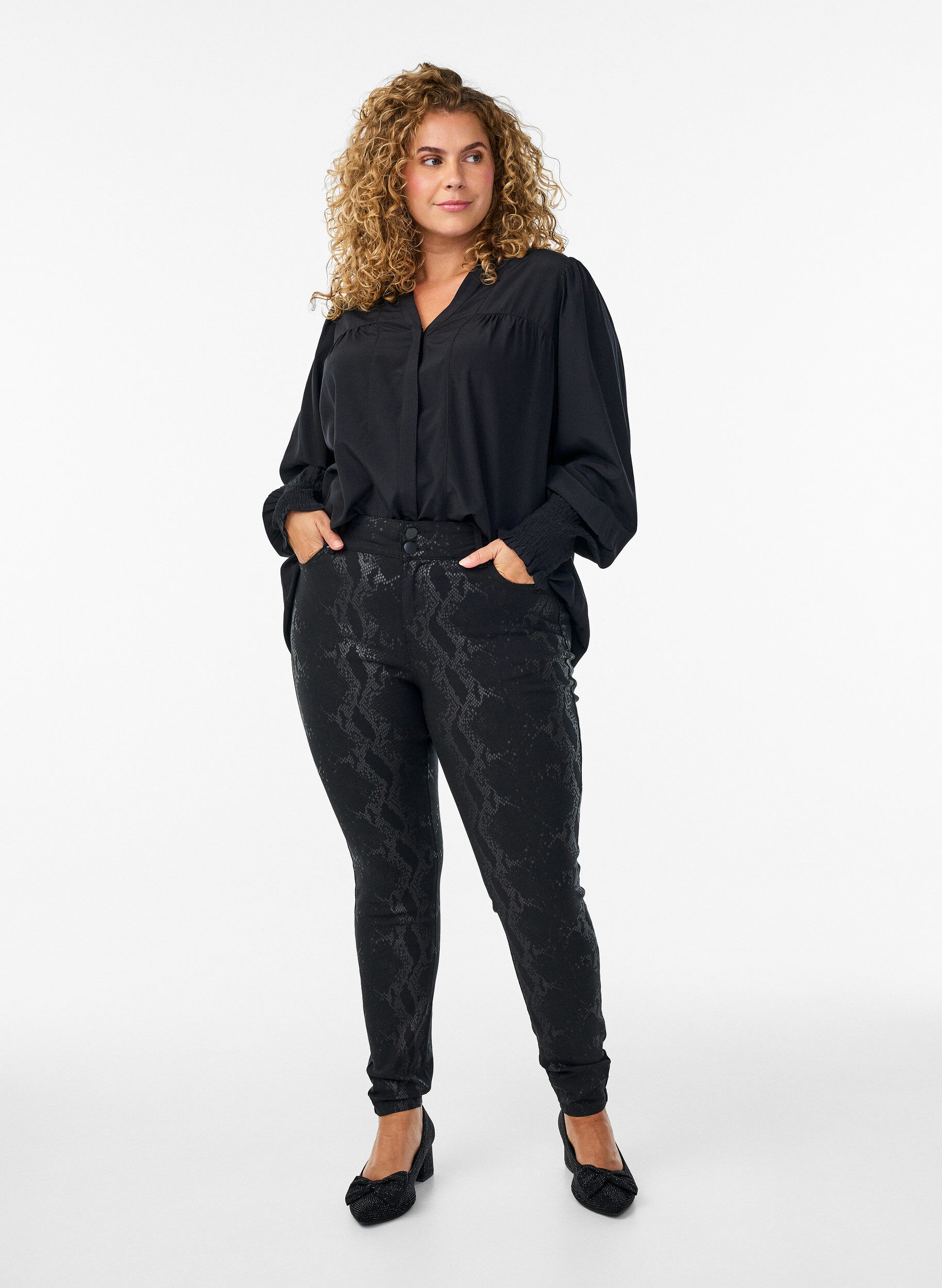 ZizziBluse mit R&uuml;schenkragen und Raffung, Schwarz, Model image number 1