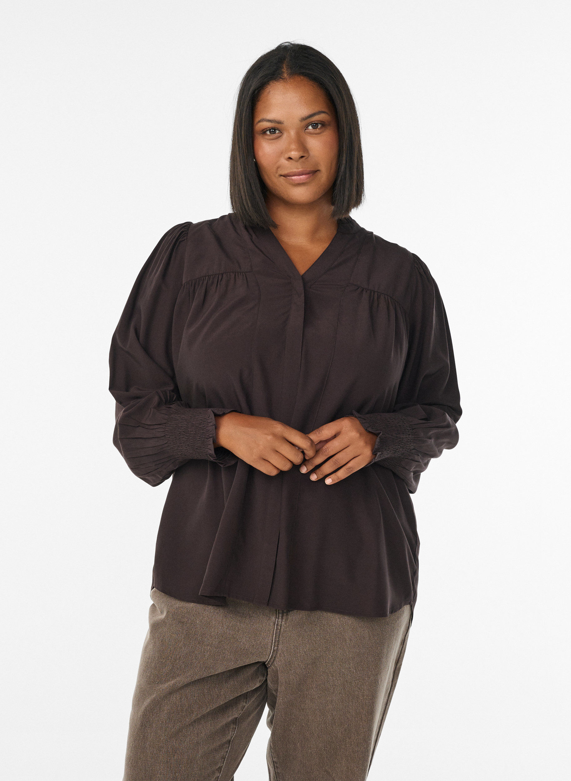 Bluse mit R&uuml;schenkragen und Raffung, Braun, Model