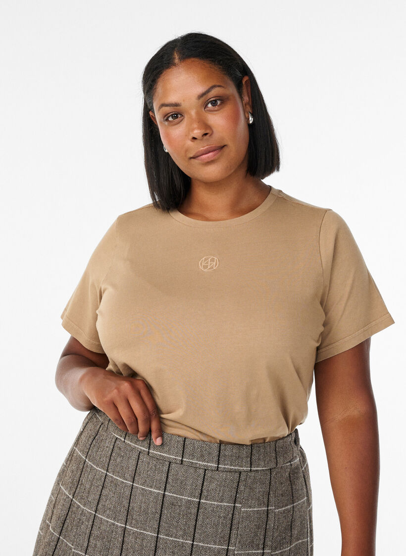 T-Shirt aus Bio-Baumwolle mit Washed-Look, Beige, Model