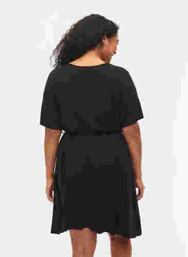 Wickelkleid aus Viskose mit kurzen Ärmeln, Black, Model image number 1