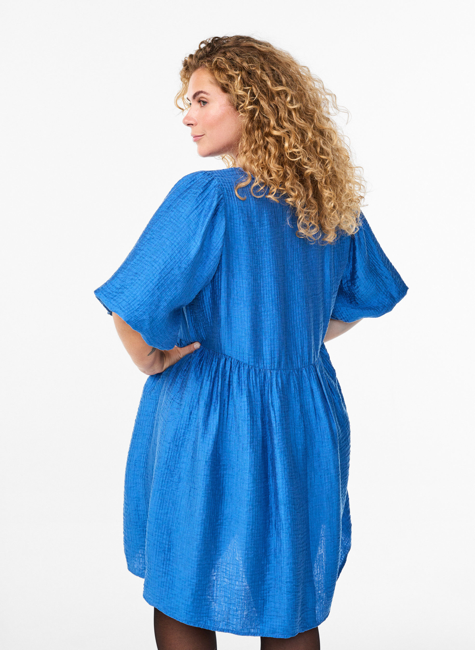 ZizziKurzes Kleid mit Struktur und kurzen Ballon&auml;rmeln, Blau, Model image number 2