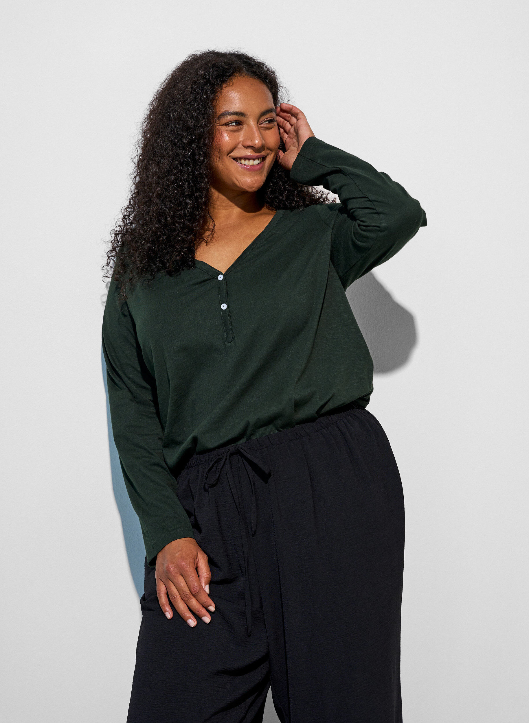 ZizziLangarmshirt mit V-Ausschnitt und Kn&ouml;pfen, Gr&uuml;n, Model image number 0