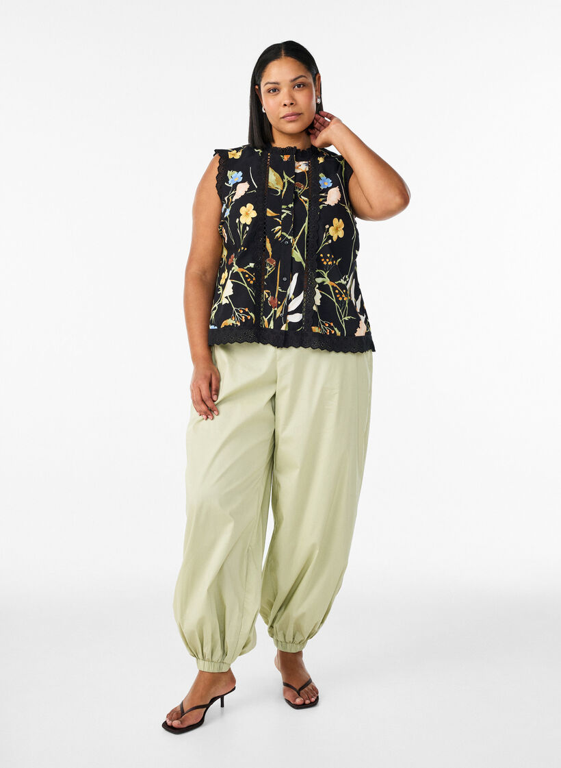 &Auml;rmellose Bluse aus Baumwolle mit Blumenprint und Broderie Anglaise, Schwarz, Model image number 1