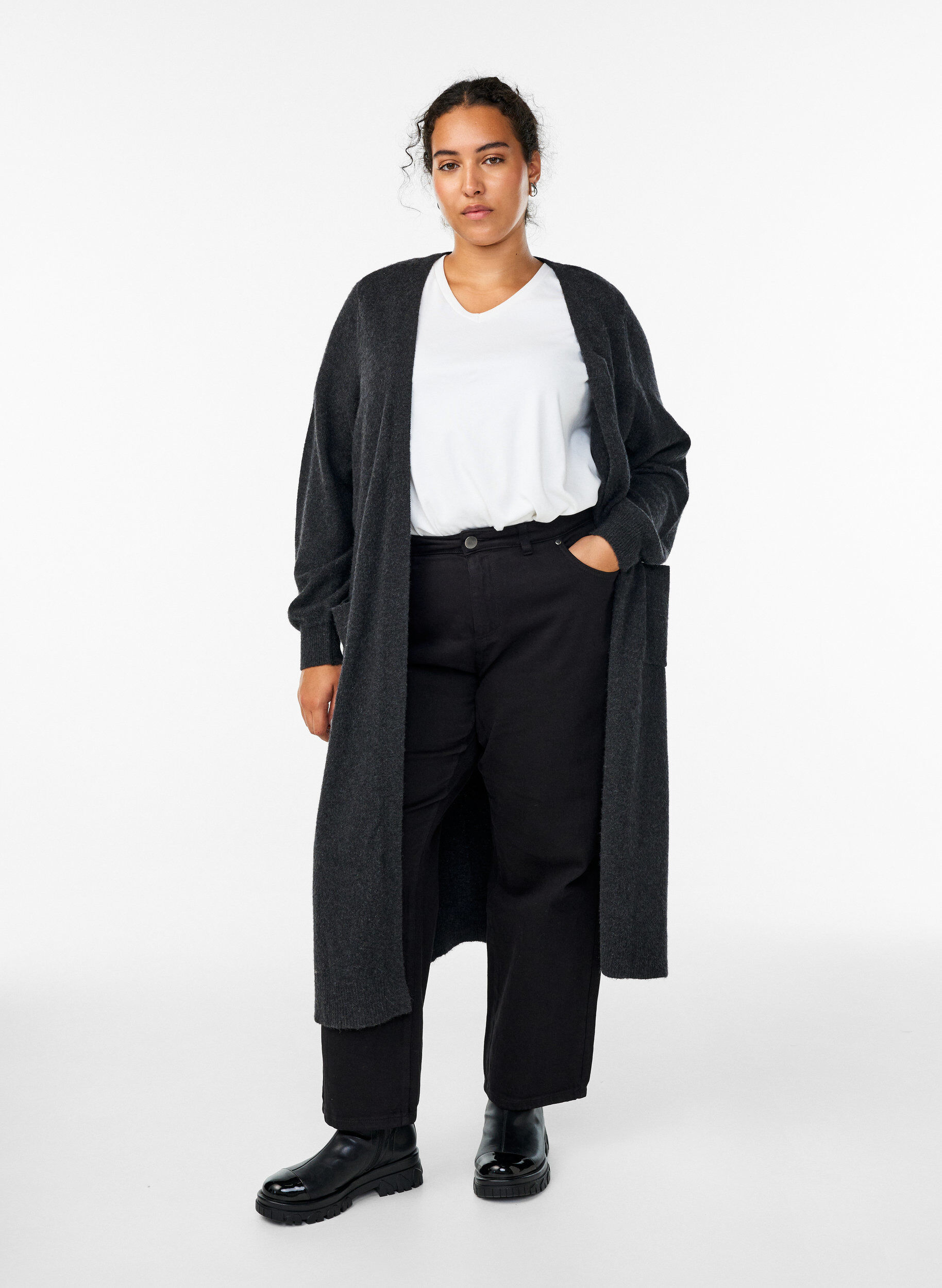 Lange Strickjacke mit Taschen, Grau, Model