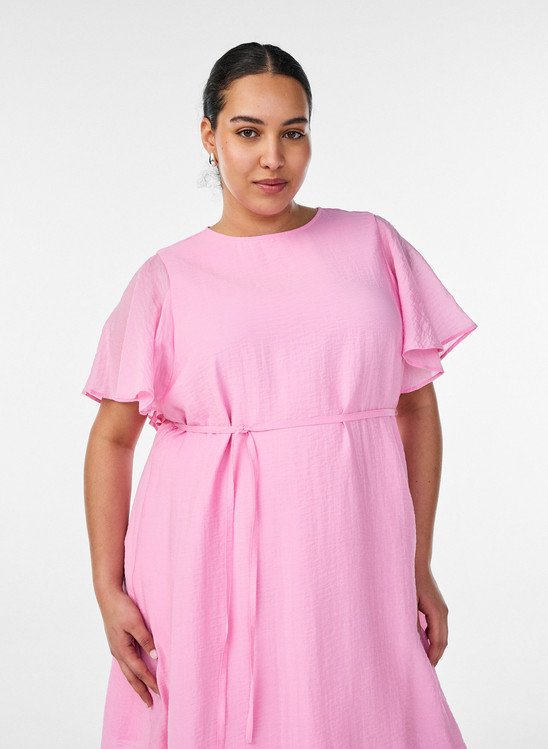 ZizziKn&ouml;chellanges Kleid mit Fl&uuml;gel&auml;rmeln und Bindeg&uuml;rtel, Pink, Model image number 2