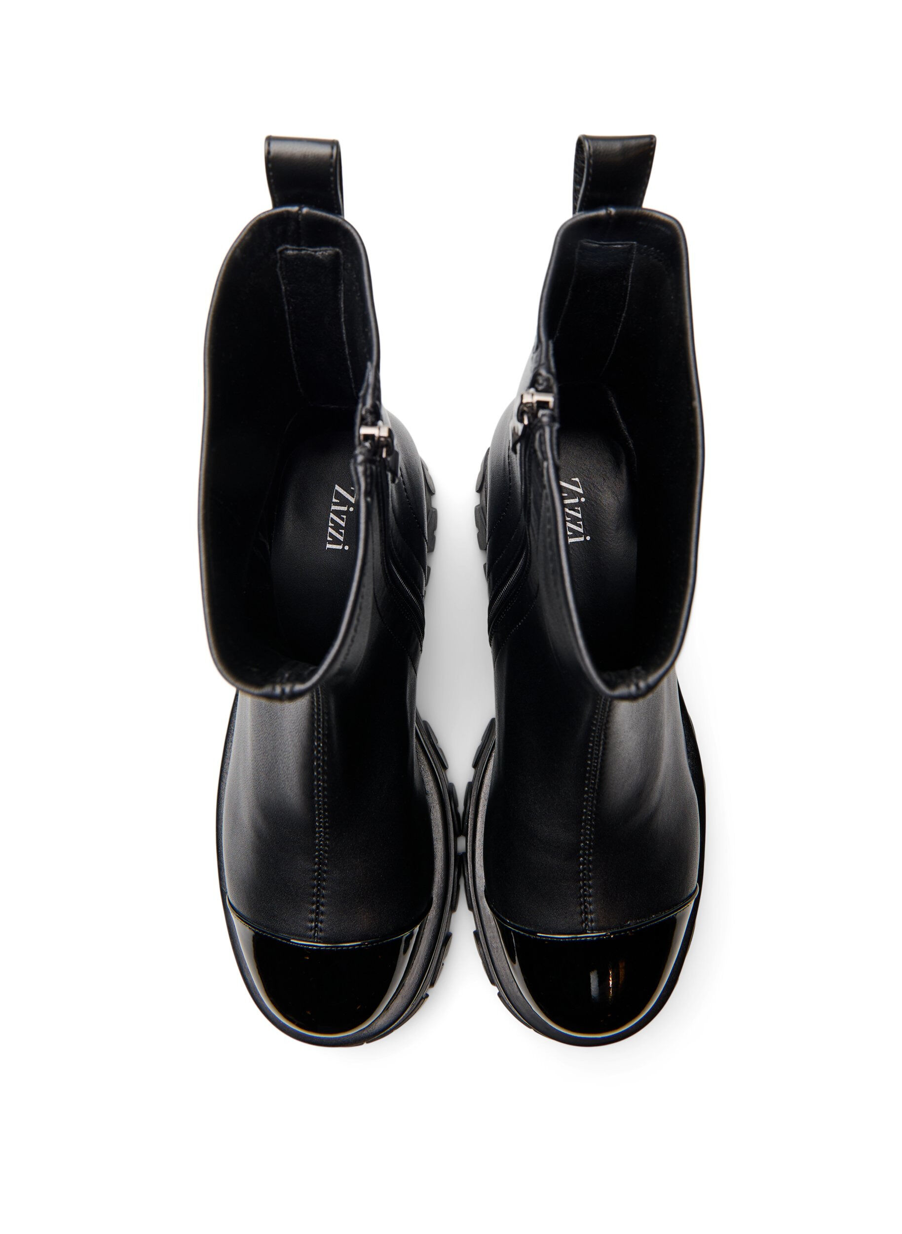 ZizziExtra-Weite - Kn&ouml;chenstiefel mit Lackdetails, Schwarz, Packshot image number 2