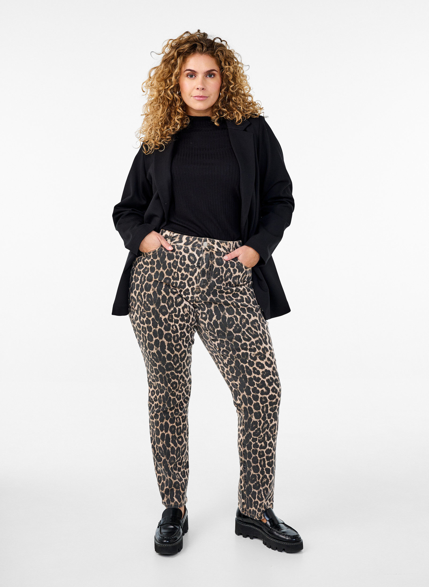 Emily Jeans mit Leoparden-Print, Braun, Model