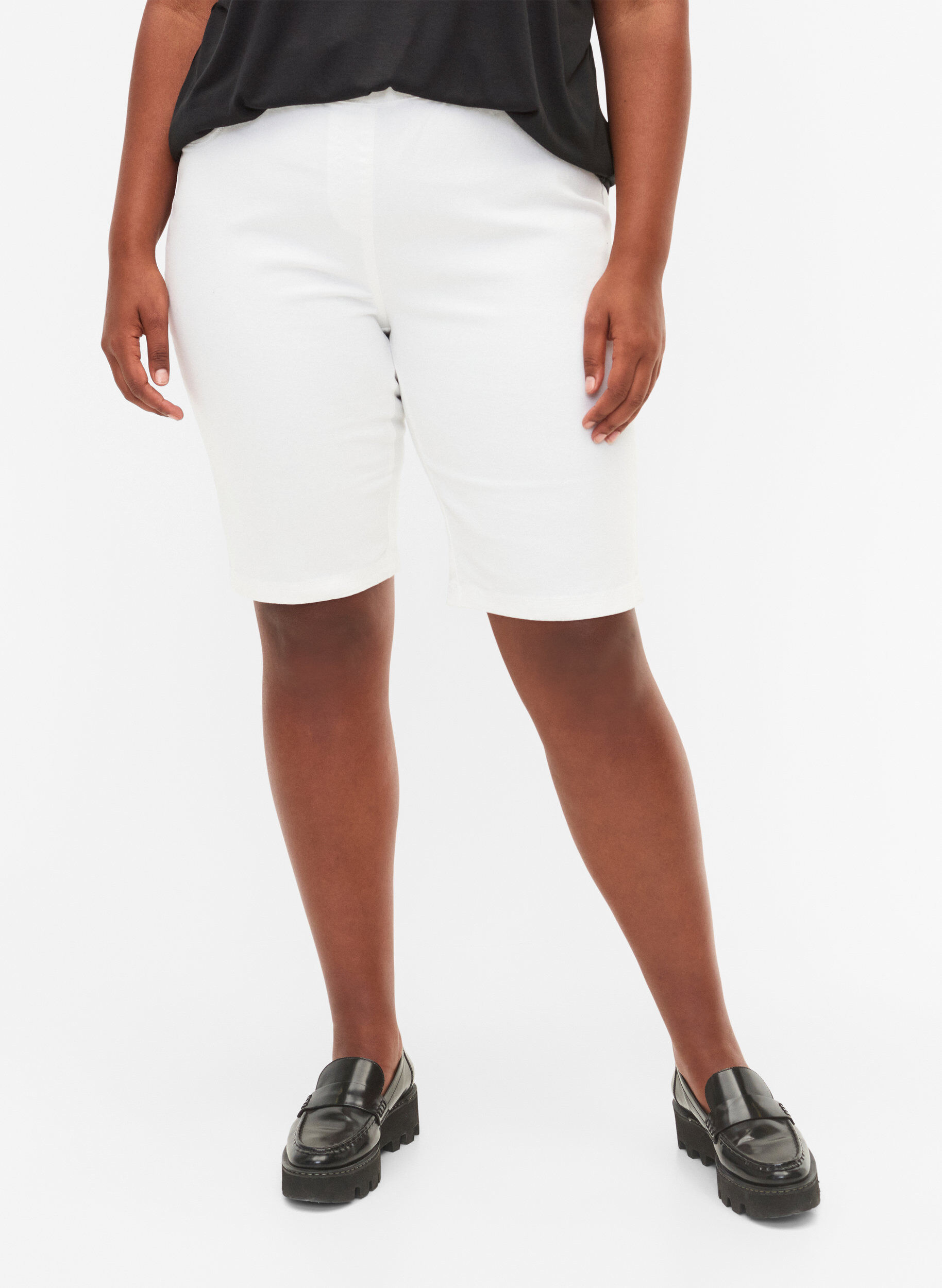 ZizziEng anliegende Shorts mit Ges&auml;&szlig;taschen, White, Model image number 2