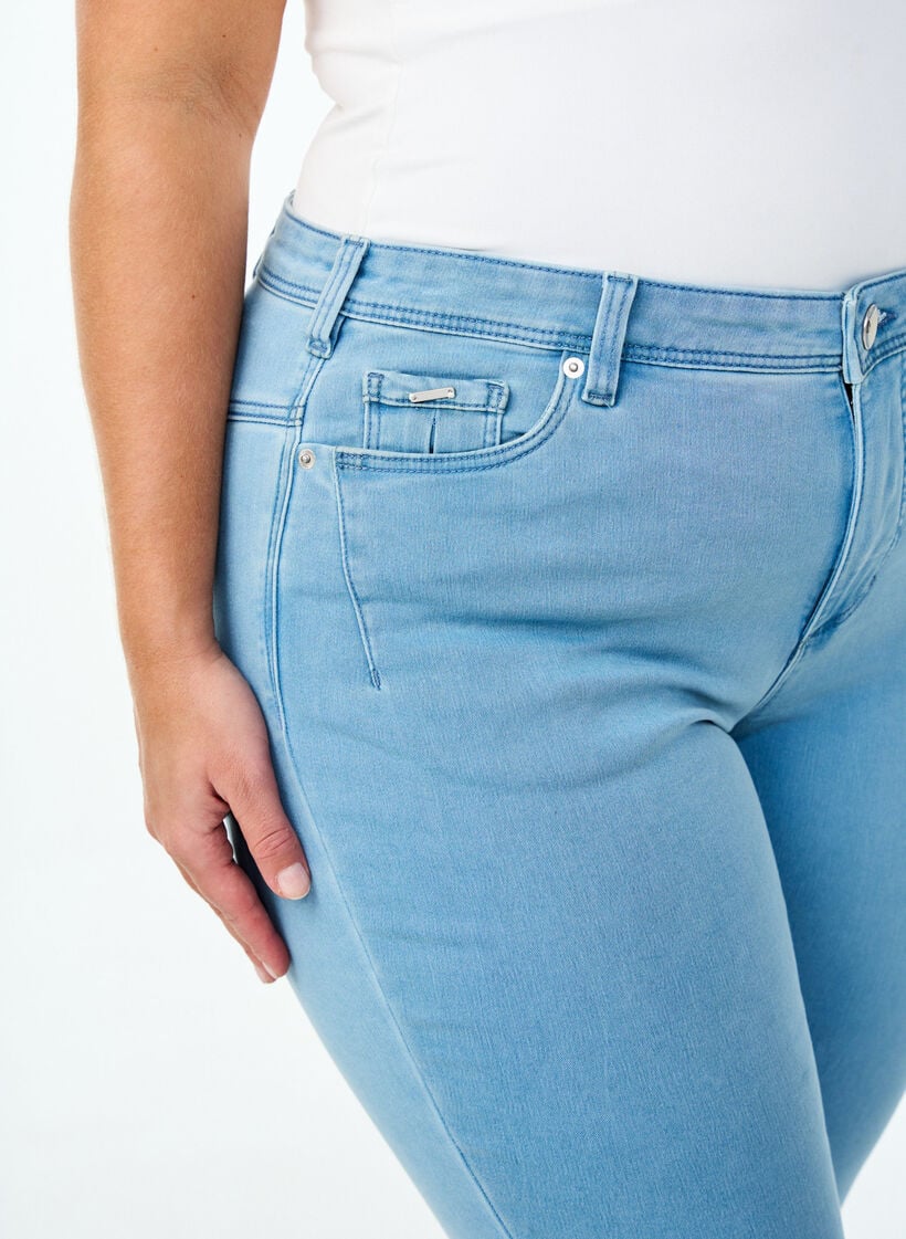 Cropped Amy Jeans mit Rei&szlig;verschluss, Blau, Model image number 3