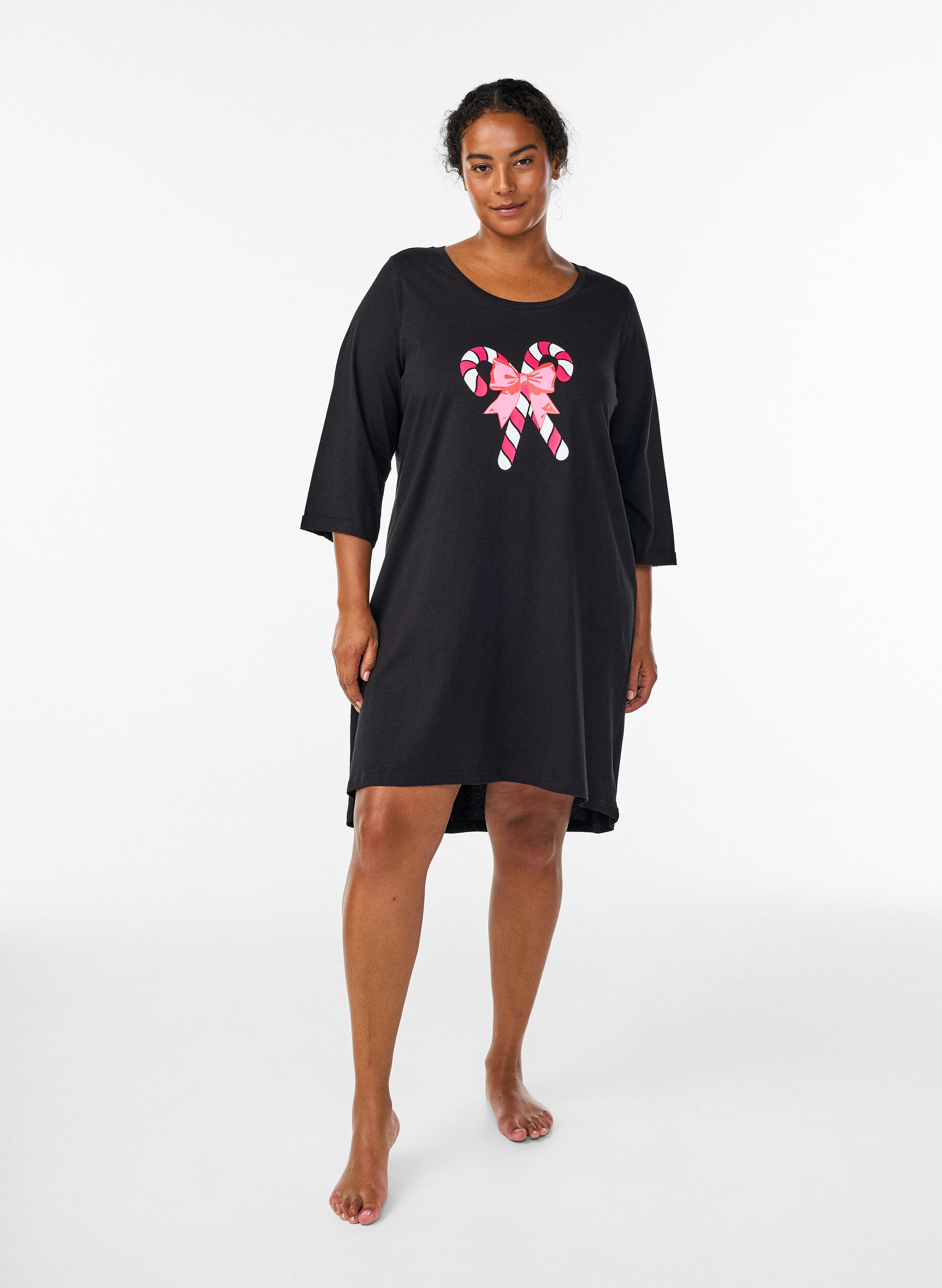 ZizziNachthemd aus Bio-Baumwolle mit weihnachtlichem Motiv, Schwarz, Model image number 1