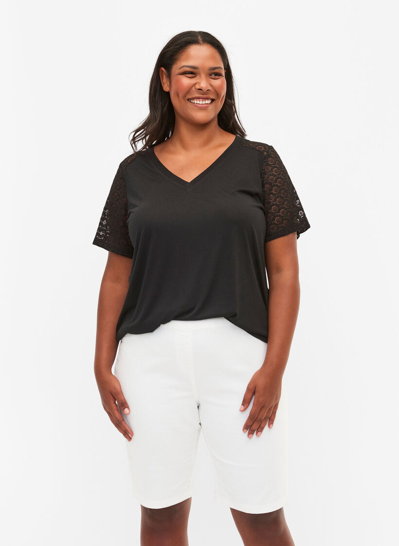 Eng anliegende Shorts mit Gesäßtaschen, White, Model image number 0