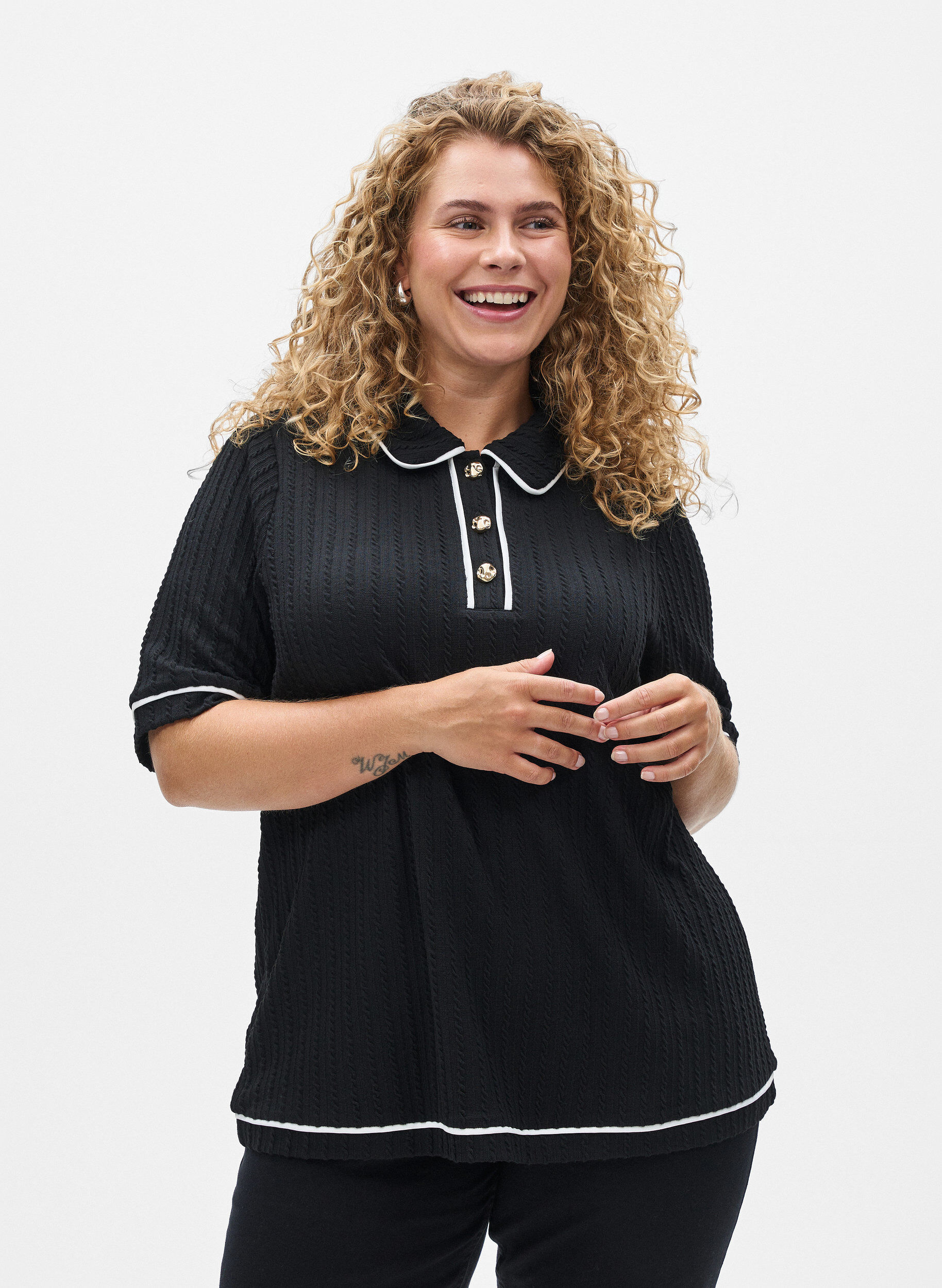 Poloshirt aus texturiertem Jersey mit Kontrastborten, Schwarz, Model