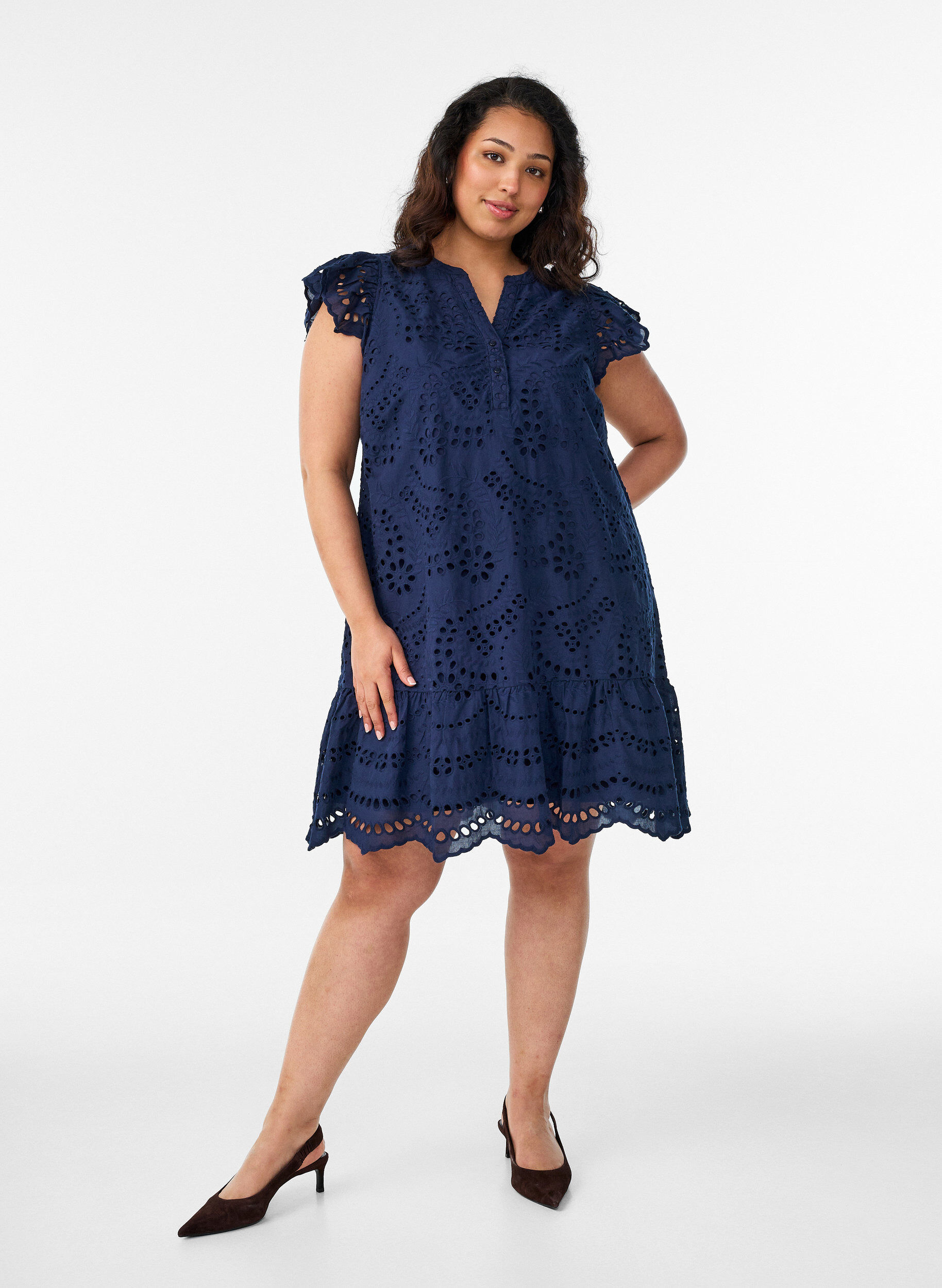 ZizziKleid aus Broderie Anglaise mit R&uuml;schen&auml;rmeln, Blau, Model image number 1