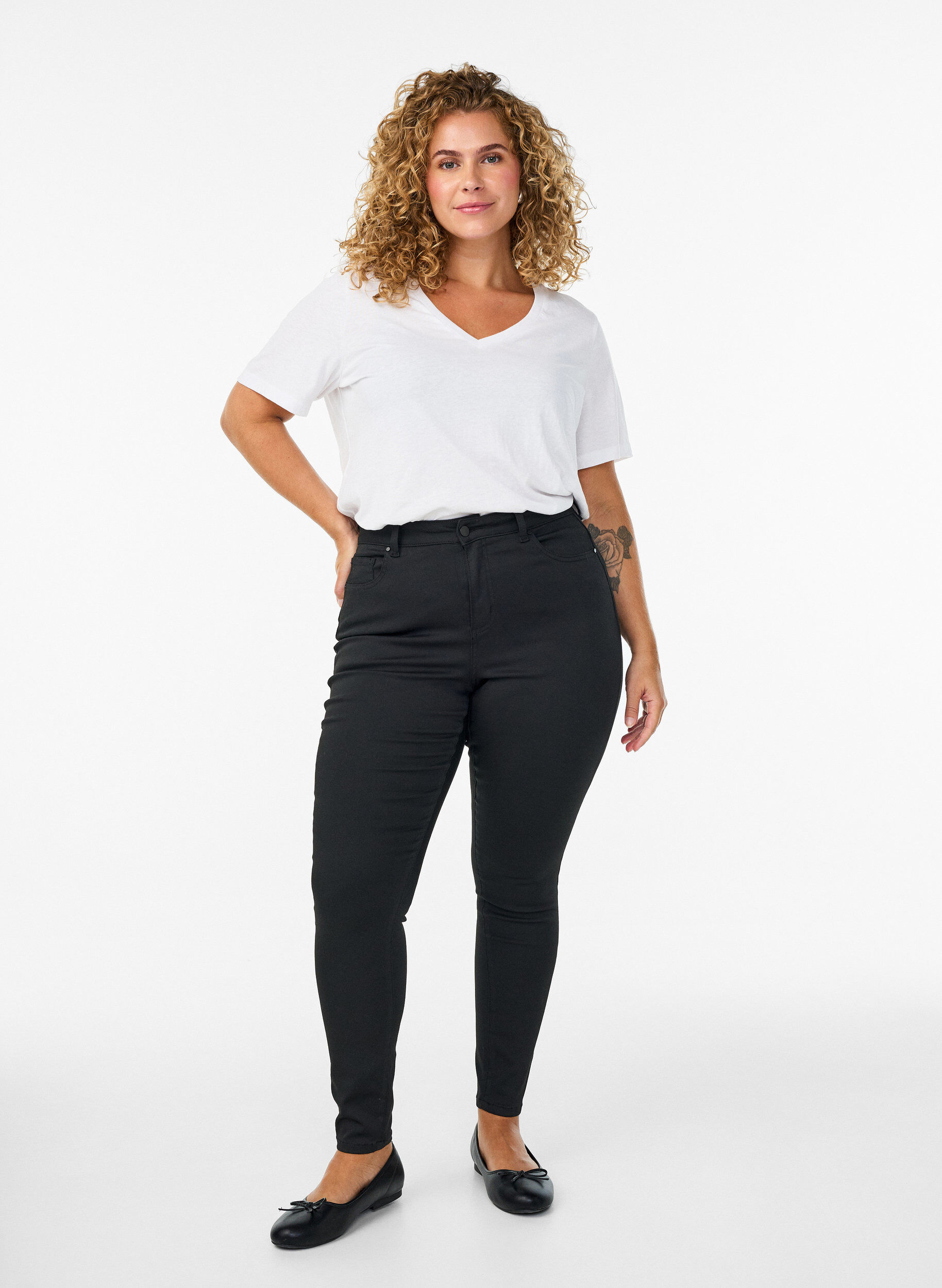 Amy High-Waist Jeans in Schwarz, Schwarz, Model