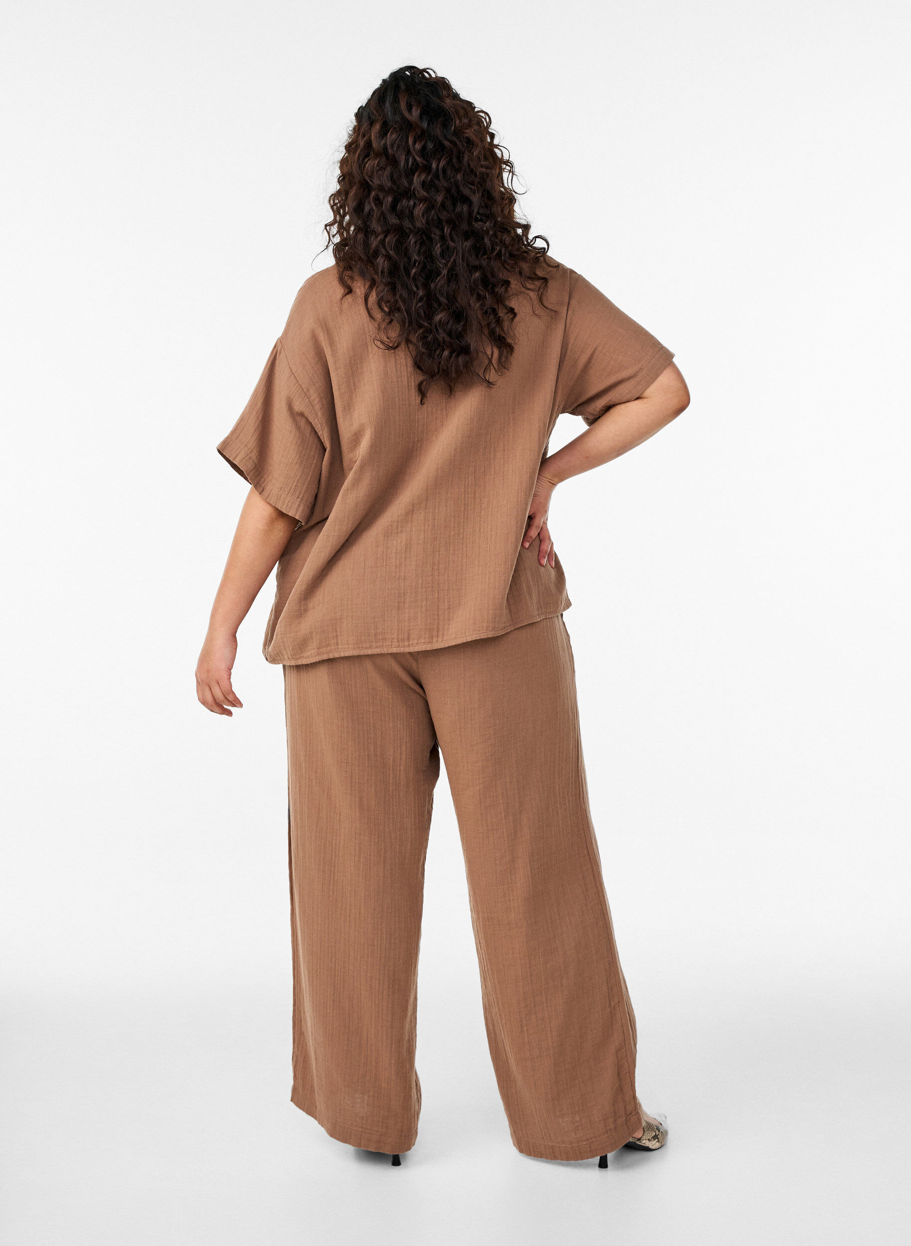 ZizziHoch taillierte Hose aus Baumwoll-Musselin mit weitem Bein, Braun, Model image number 1