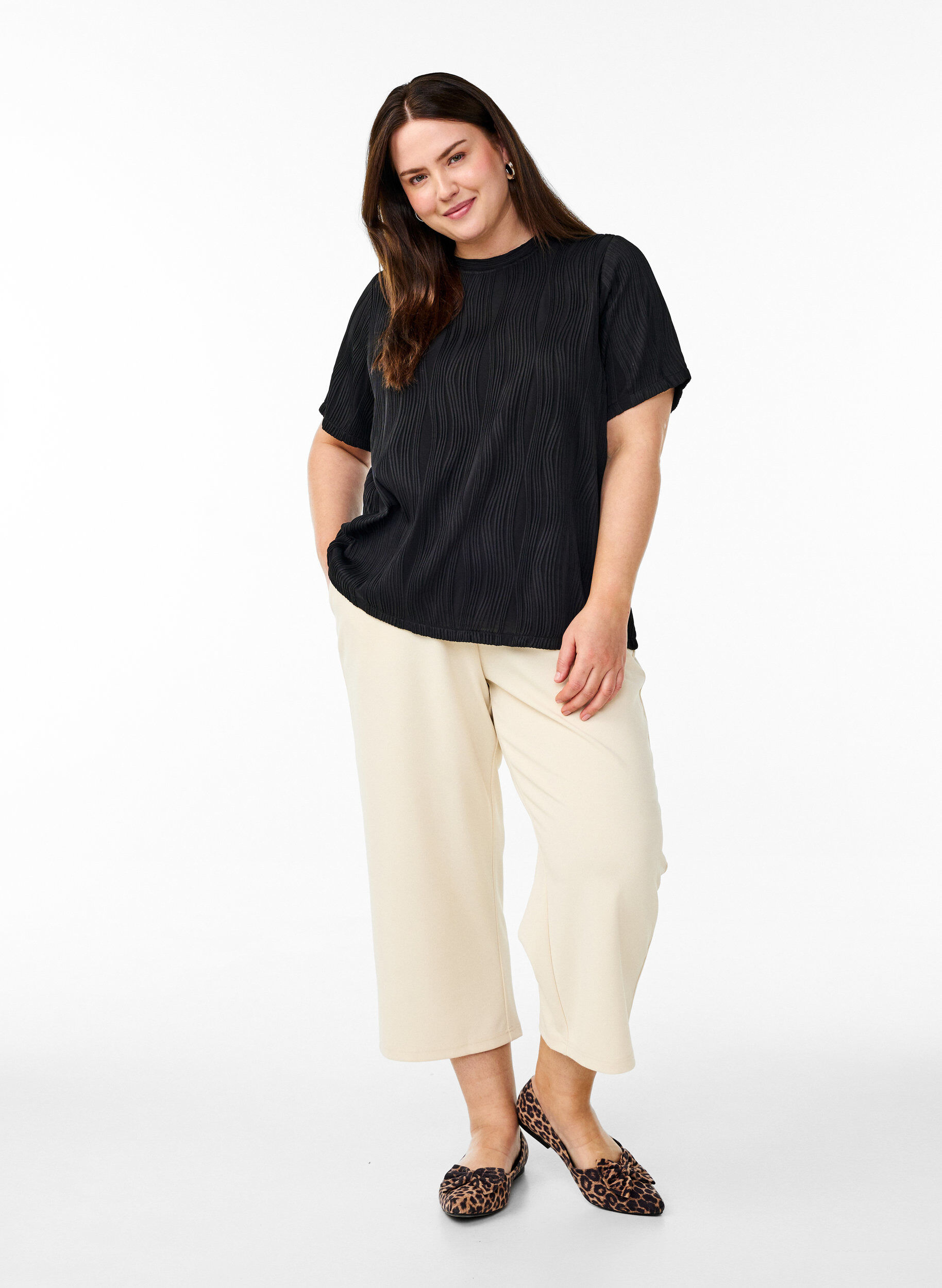 ZizziBluse mit kurzen &Auml;rmeln und einer welligen Struktur, Schwarz, Model image number 1