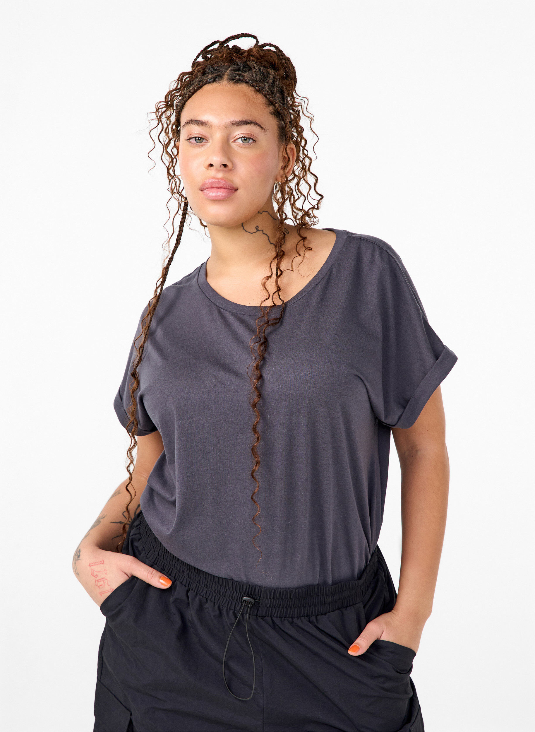 Kurz&auml;rmliges T-Shirt aus einer Baumwollmischung, Grau, Model