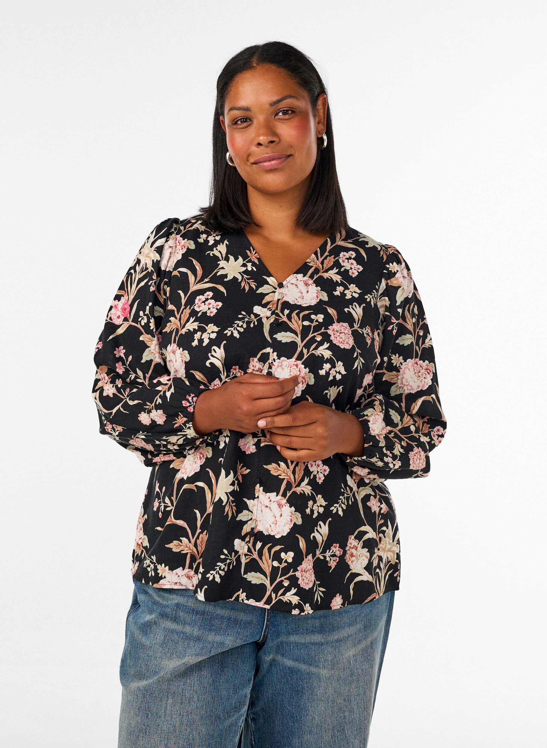 Gebl&uuml;mte Bluse aus Leinen und Viskose mit langen &Auml;rmeln, Schwarz, Model