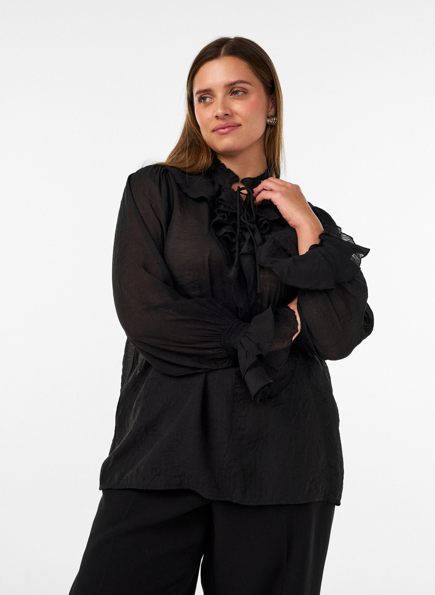 Viskosebluse mit R&uuml;schen und langen &Auml;rmeln, Schwarz, Model
