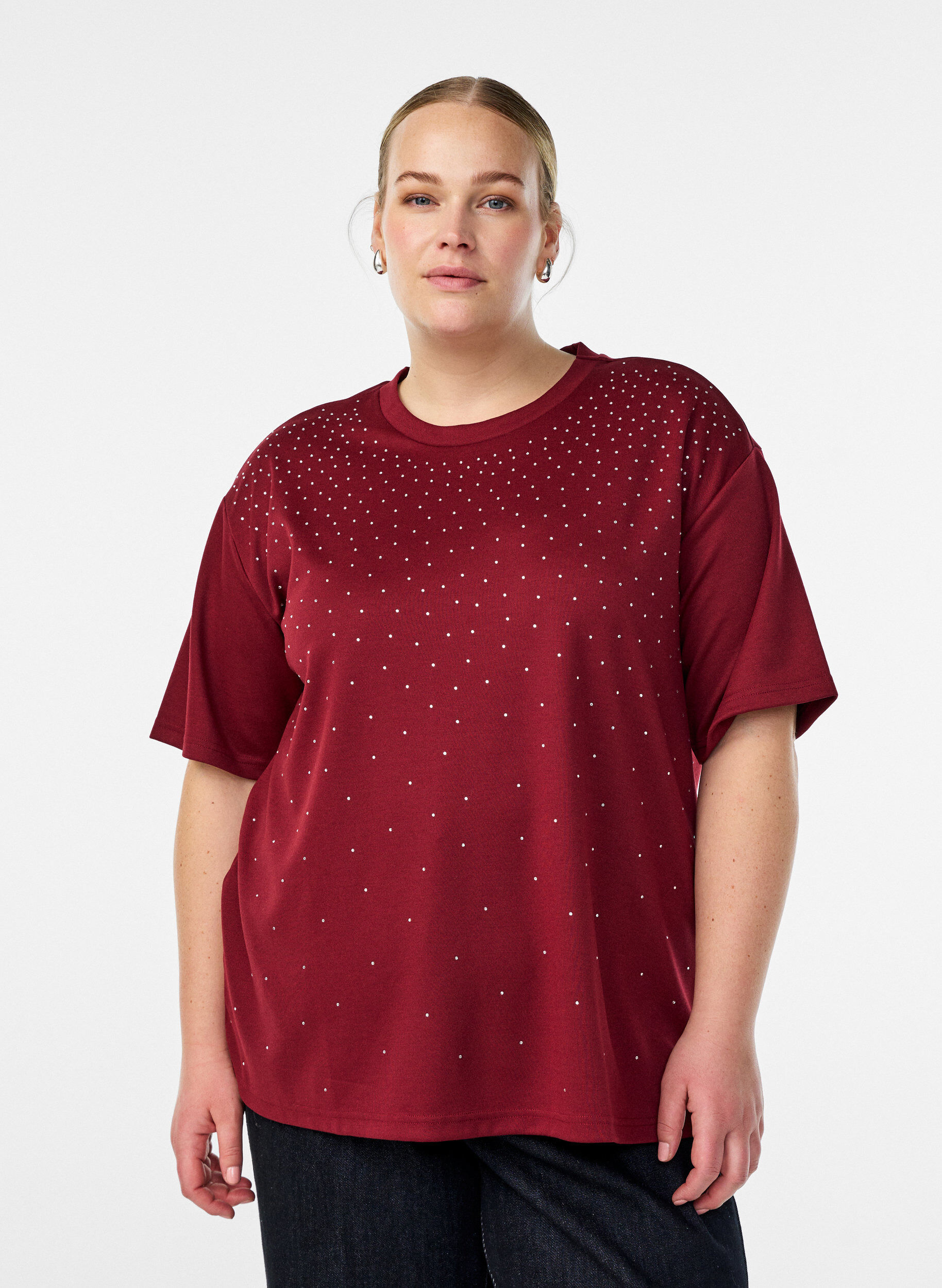 T-Shirt mit Strasssteinen und Rundhalsausschnitt, Dunkles Bordeaux, Model