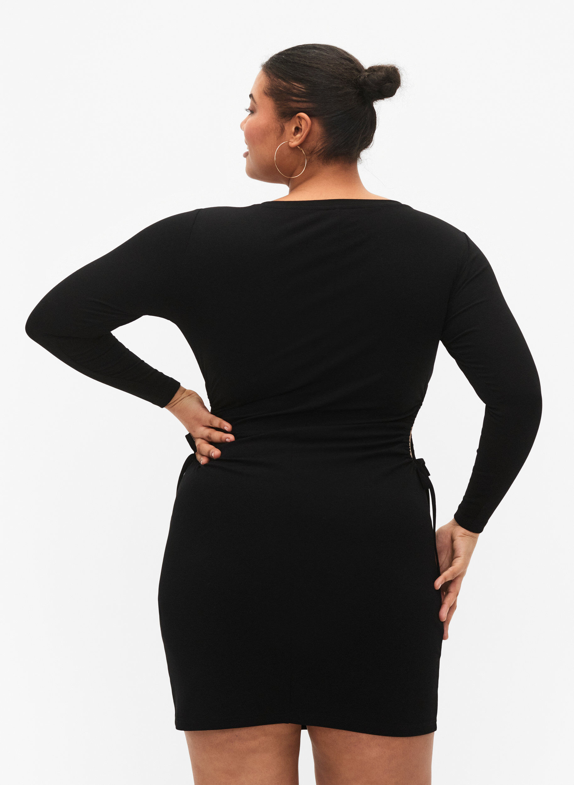 ZizziEng anliegendes Kleid mit Ausschnitt, Black, Model image number 1