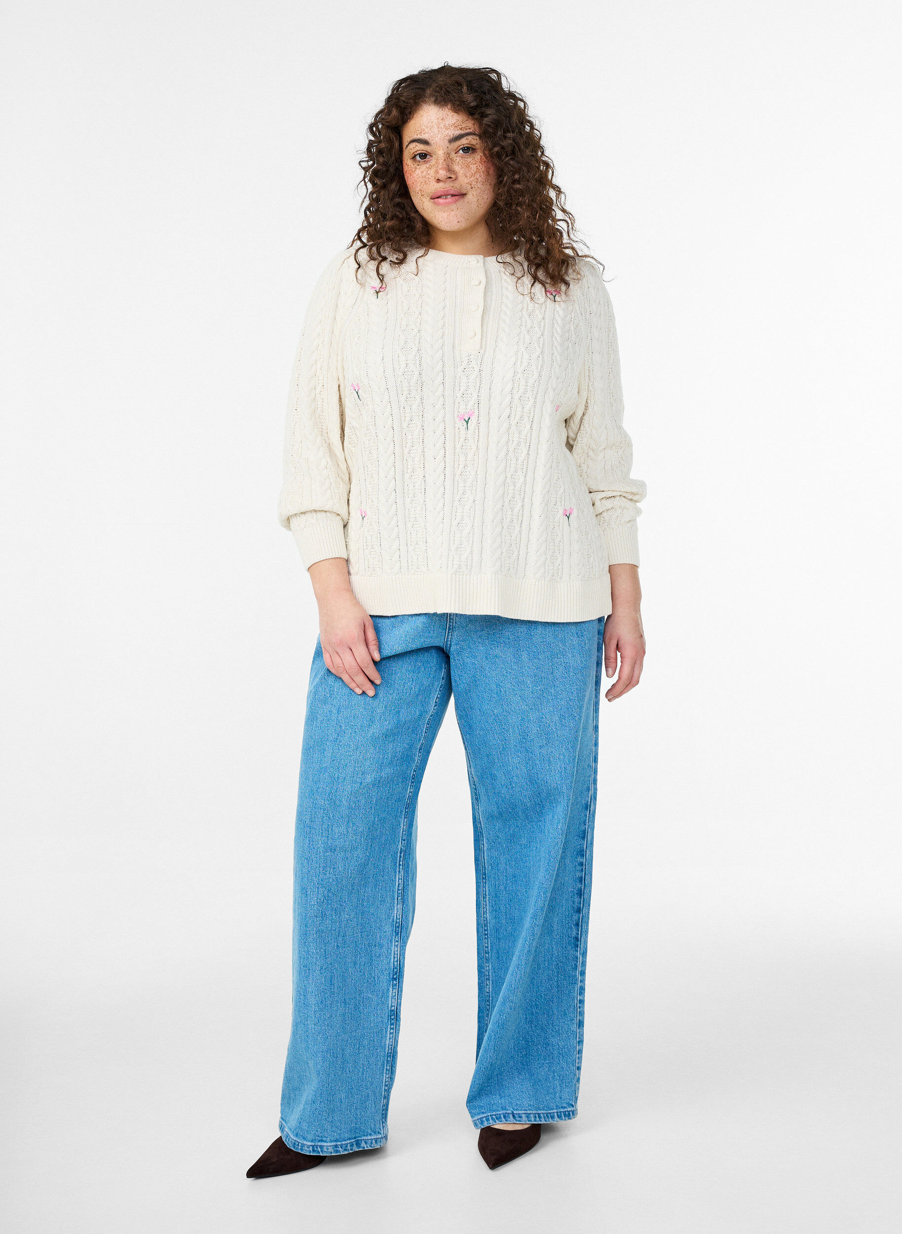 ZizziStrickbluse mit Zopfmuster und bestickten Blumen, Wei&szlig;, Model image number 1