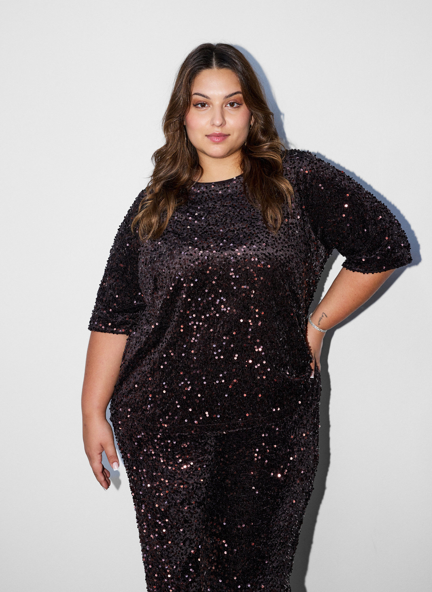 Bluse mit Pailletten und ellenbogenlangen &Auml;rmeln, Braun, Model